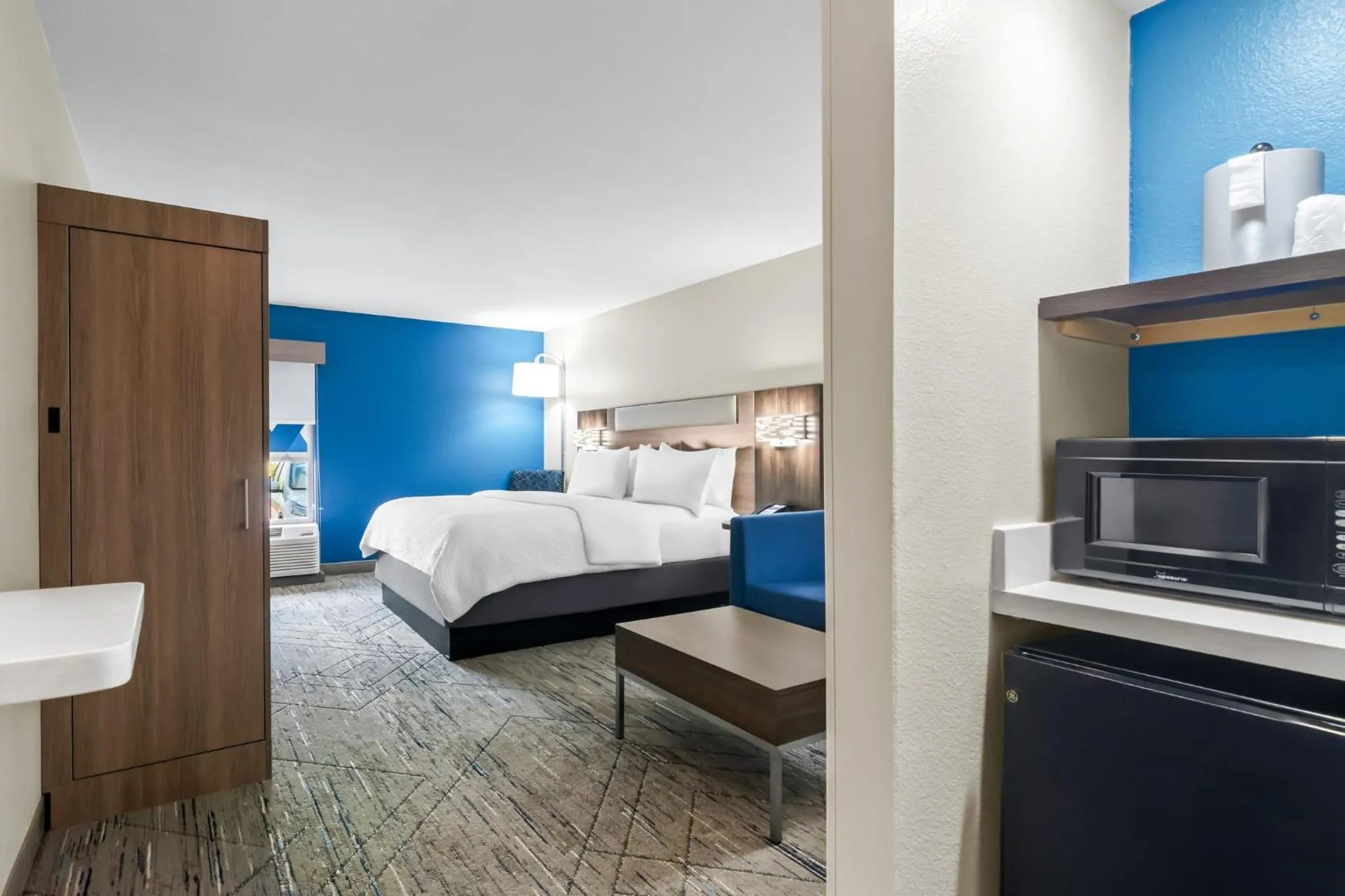 Photo of the whole room, Bed in Holiday Inn Express & Suites Joplin Southeast by IHG