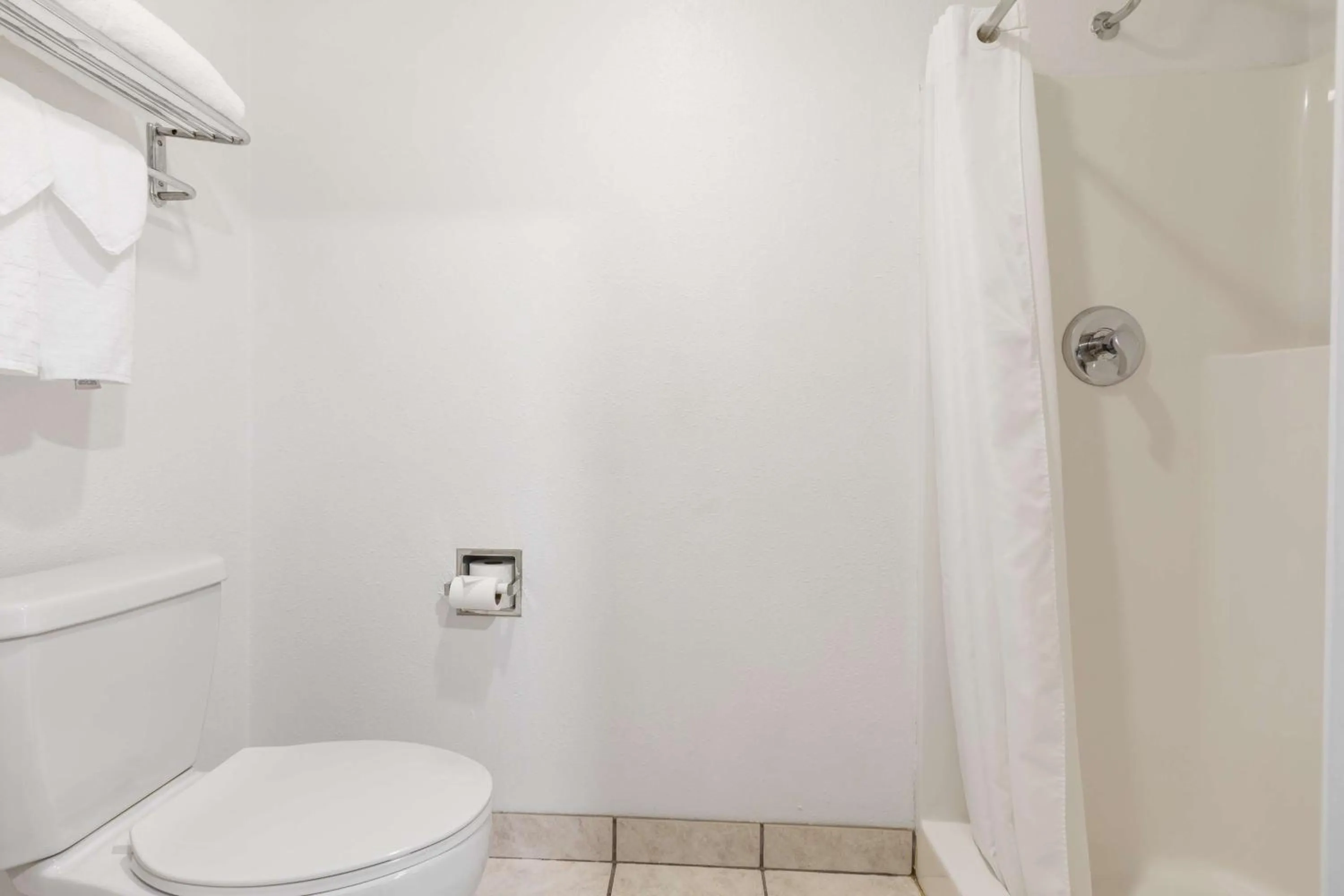 Bathroom in Best Western Inn & Suites - Midway Airport