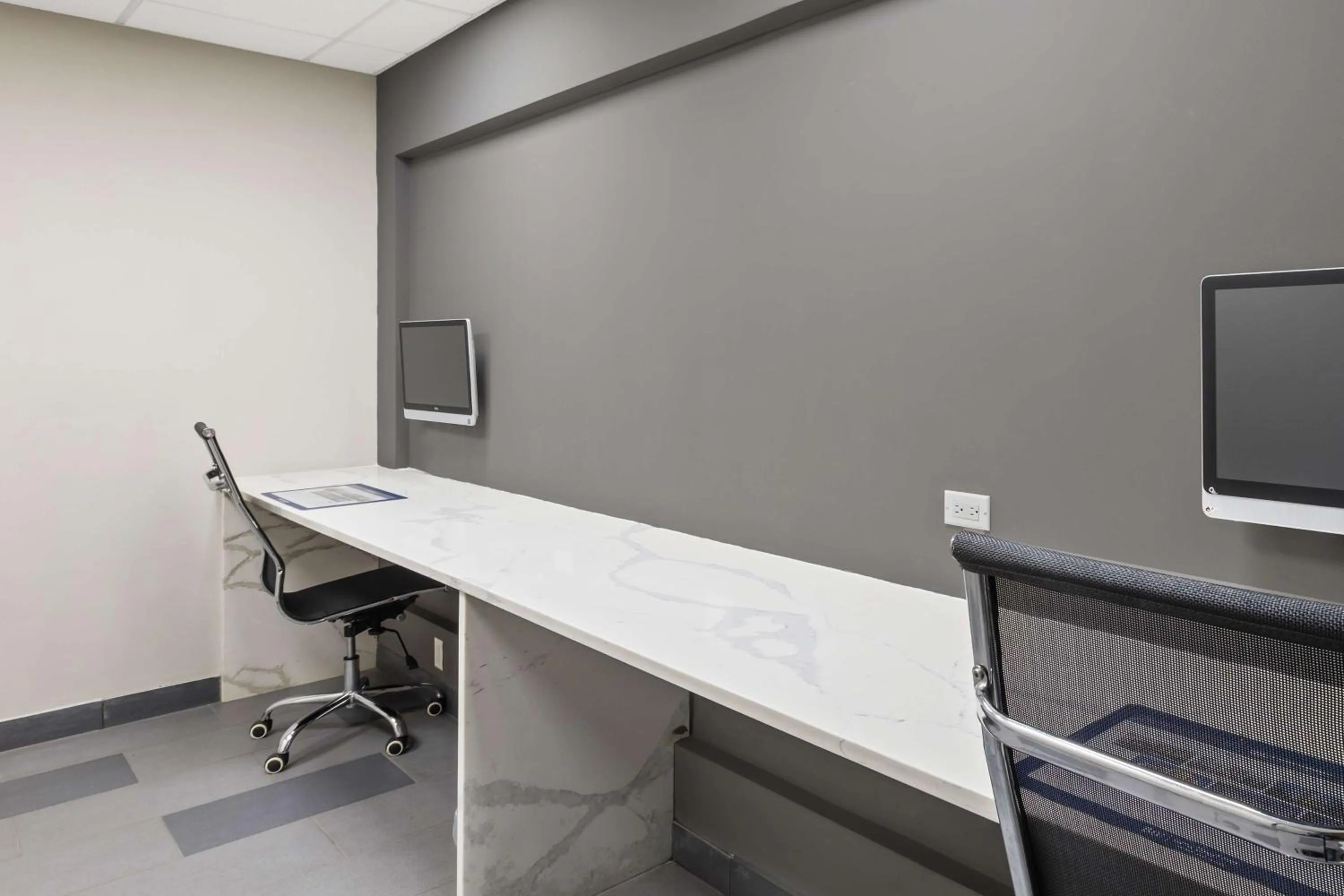 Business facilities in Best Western Inn & Suites - Midway Airport