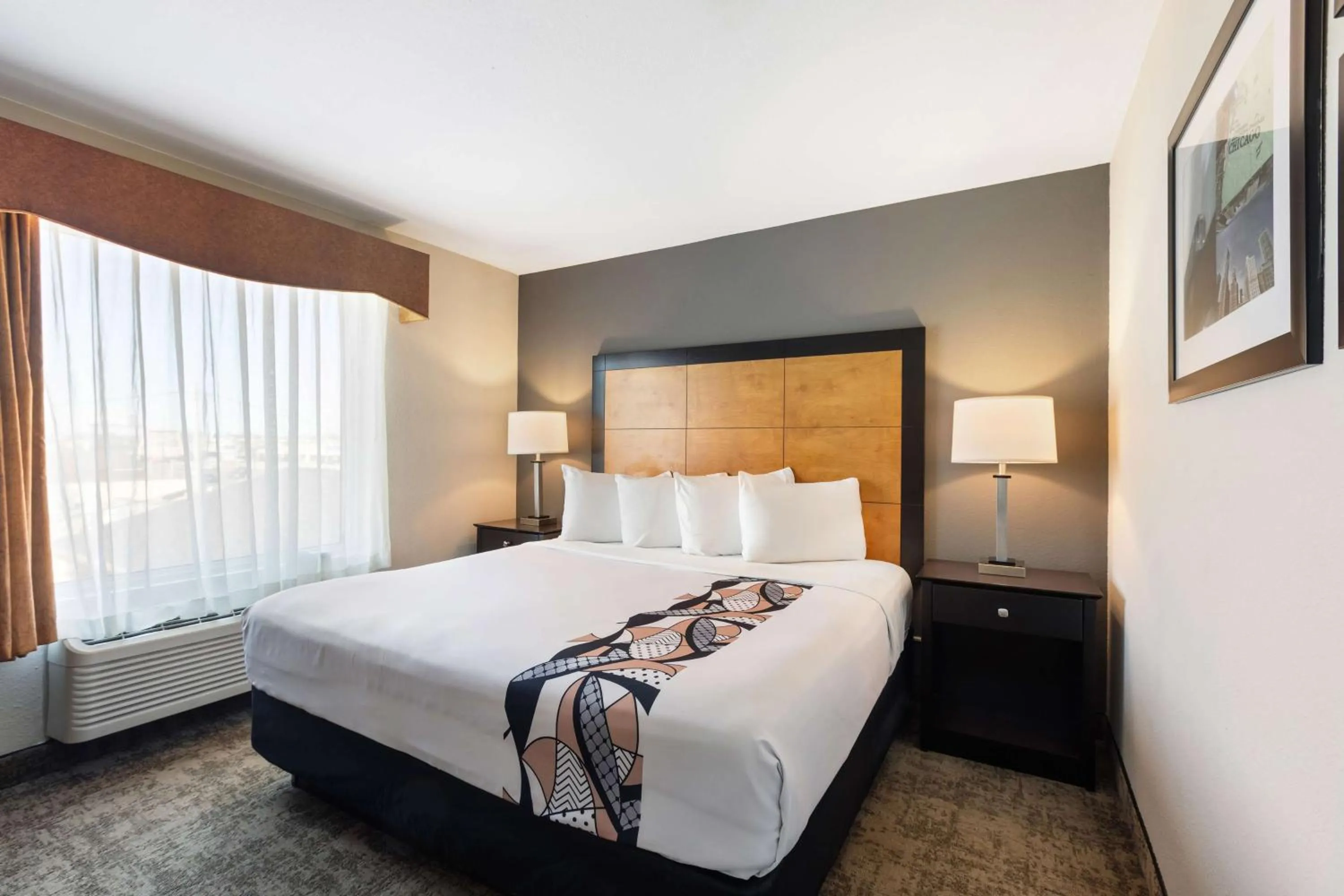 Photo of the whole room, Bed in Best Western Inn & Suites - Midway Airport