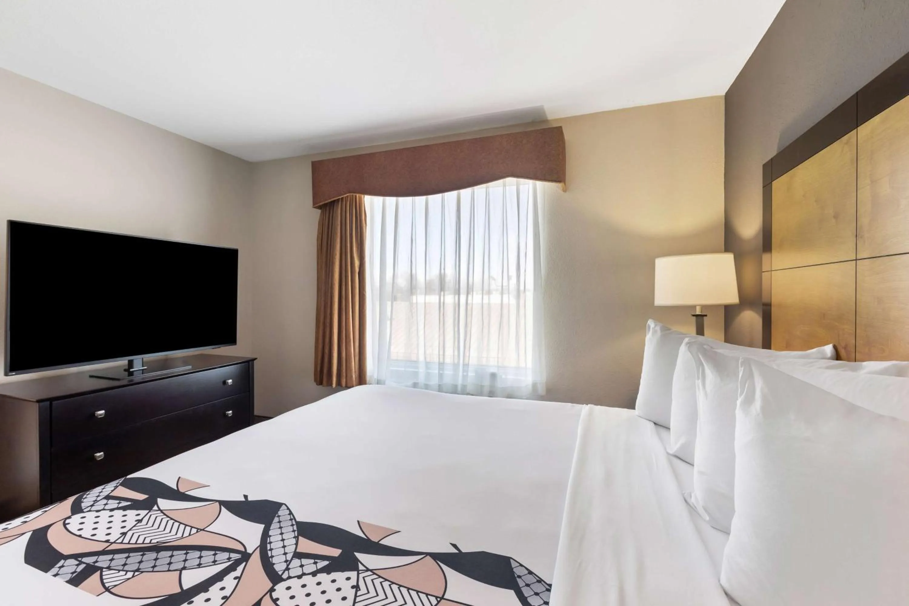 Photo of the whole room, Bed in Best Western Inn & Suites - Midway Airport