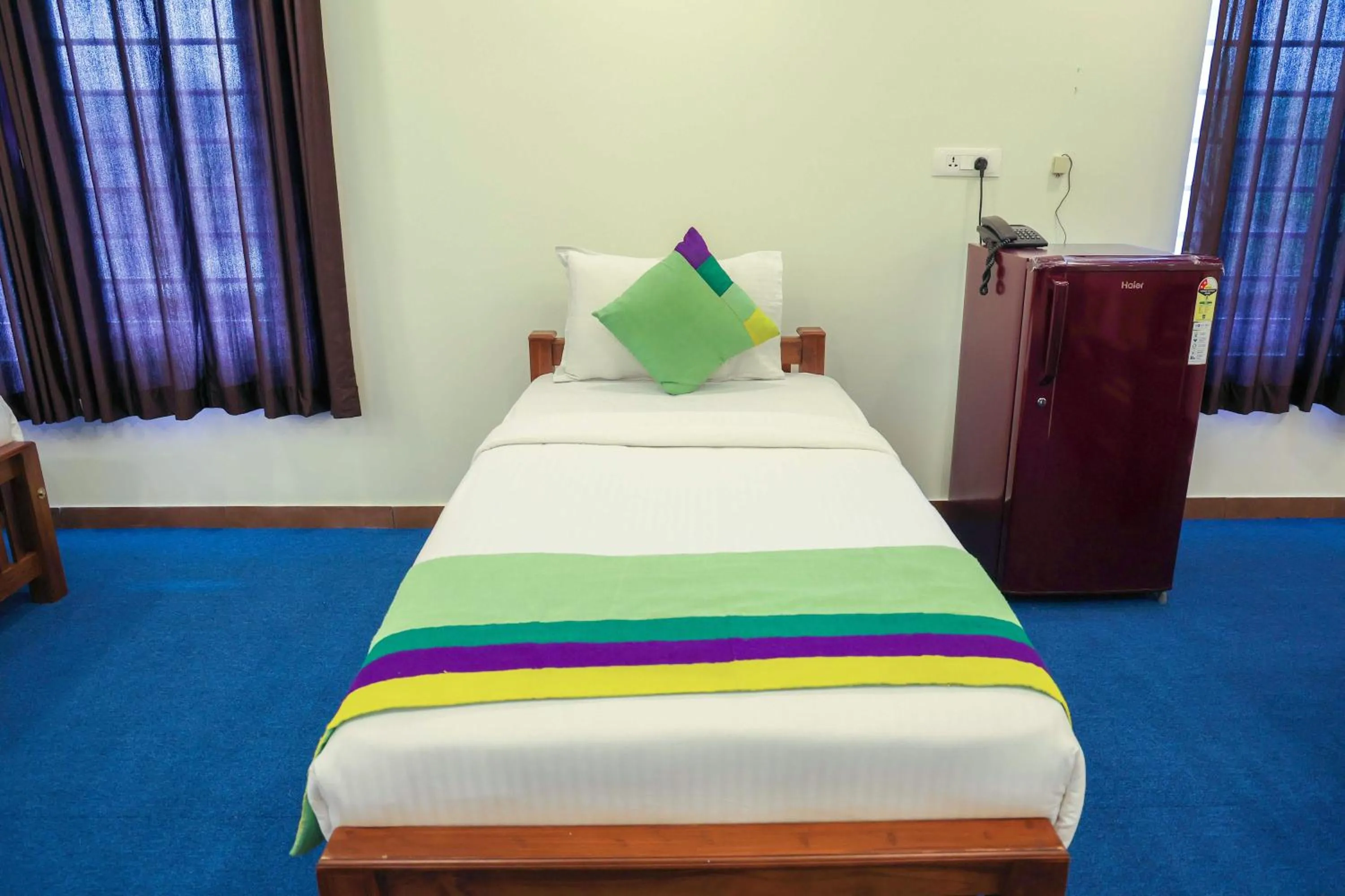 Bedroom, Bed in Treebo Golden Terminal, Kochi Airport