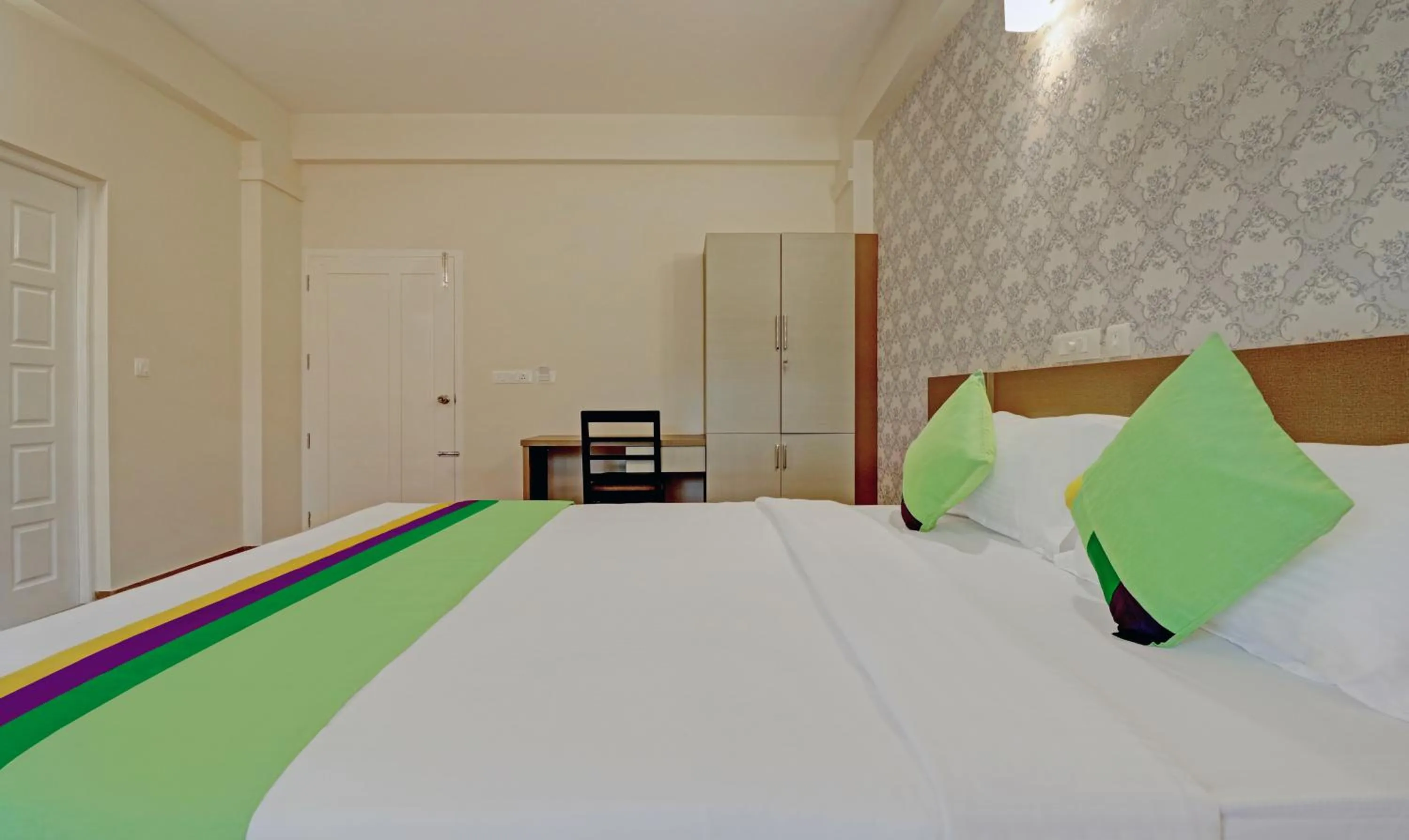 Bedroom, Bed in Treebo Golden Terminal, Kochi Airport