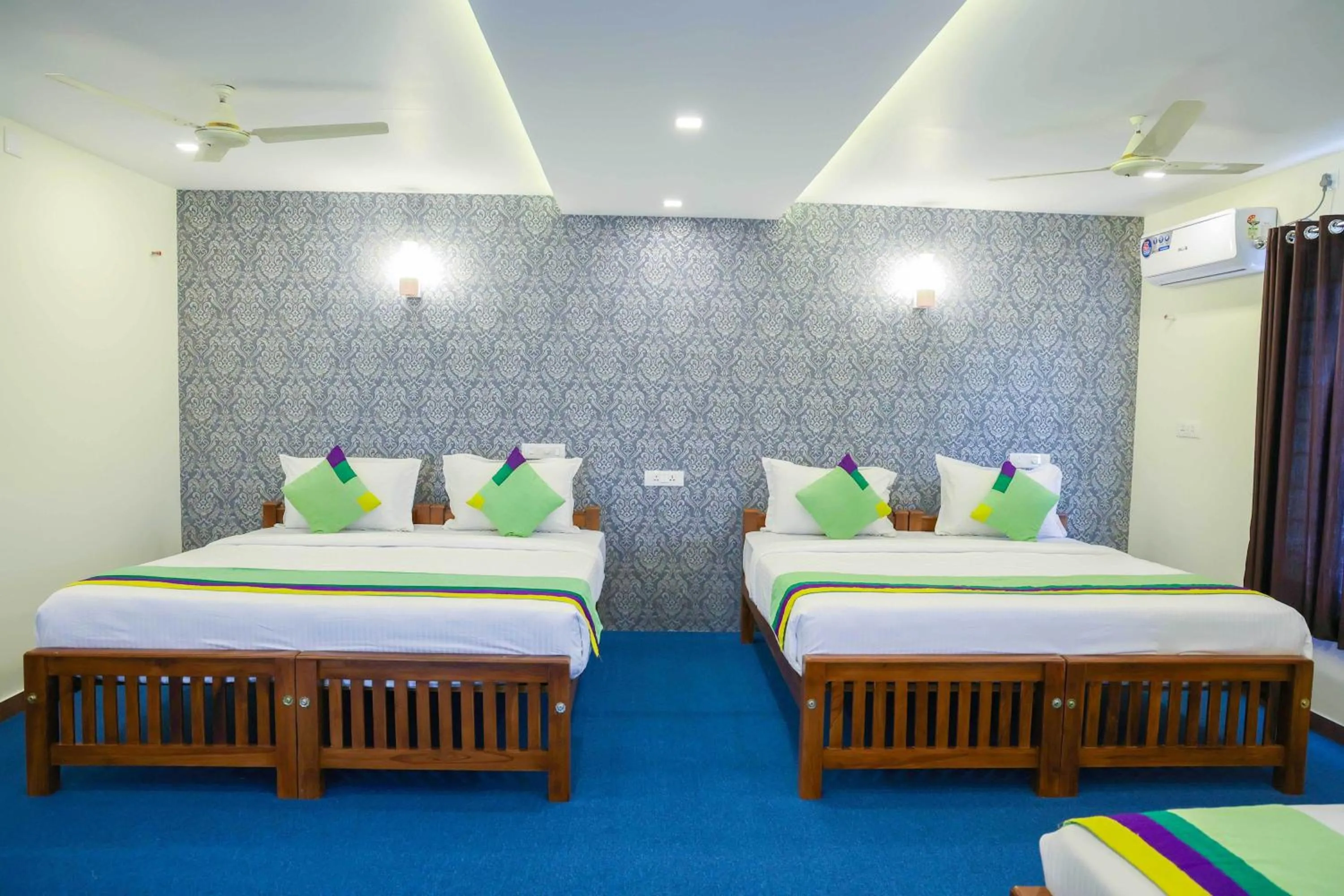 Bedroom, Bed in Treebo Golden Terminal, Kochi Airport