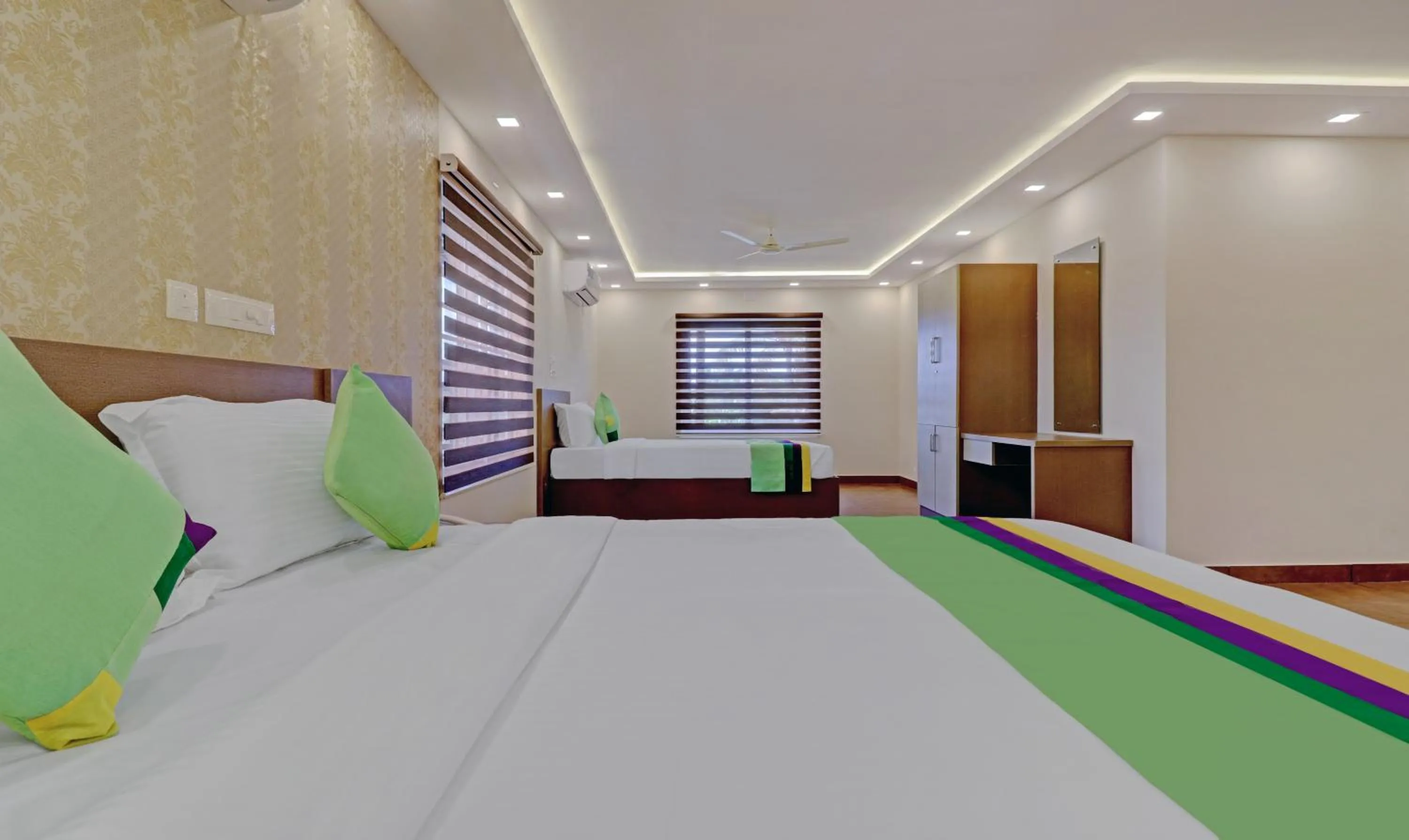 Bedroom, Bed in Treebo Golden Terminal, Kochi Airport