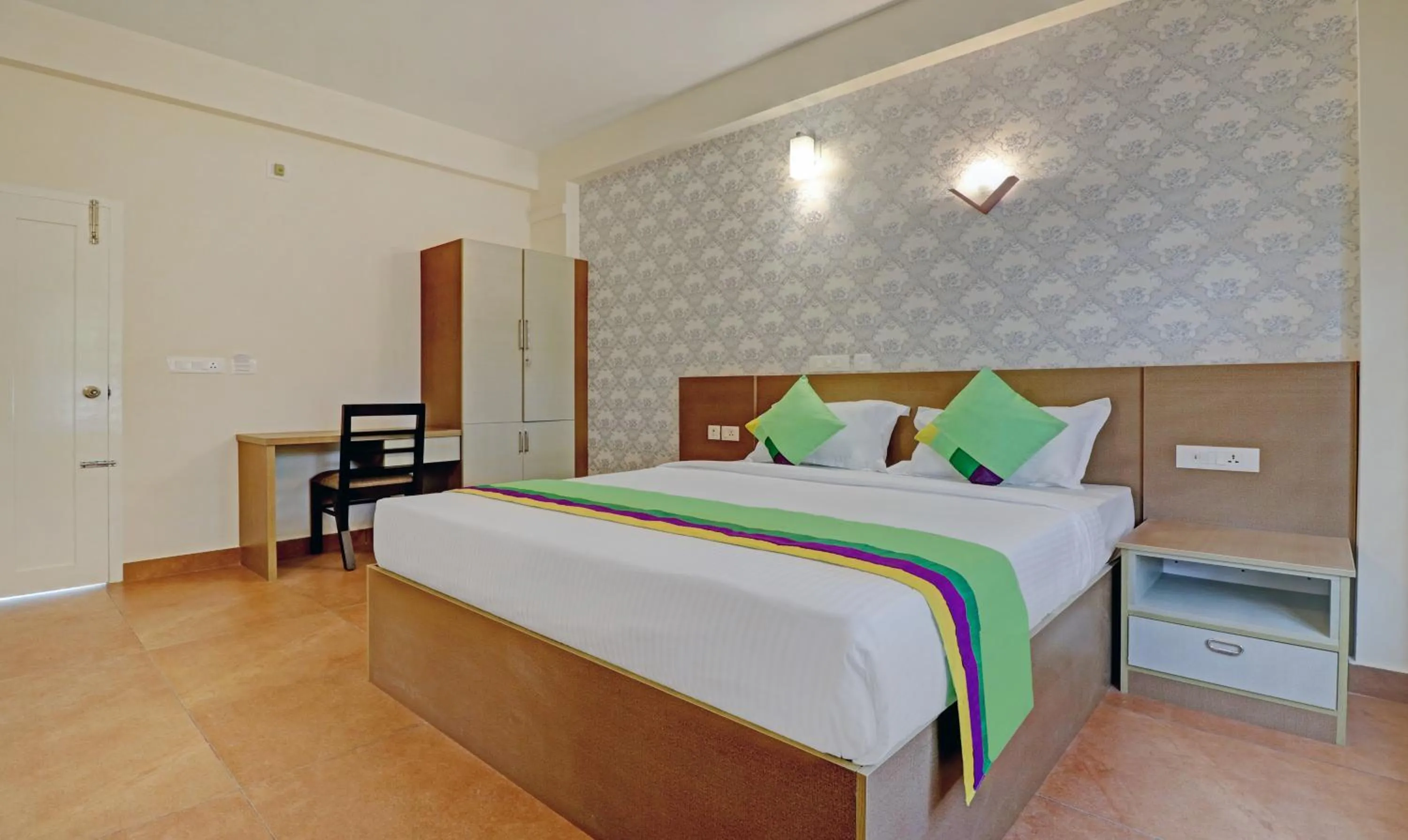 Bedroom, Bed in Treebo Golden Terminal, Kochi Airport