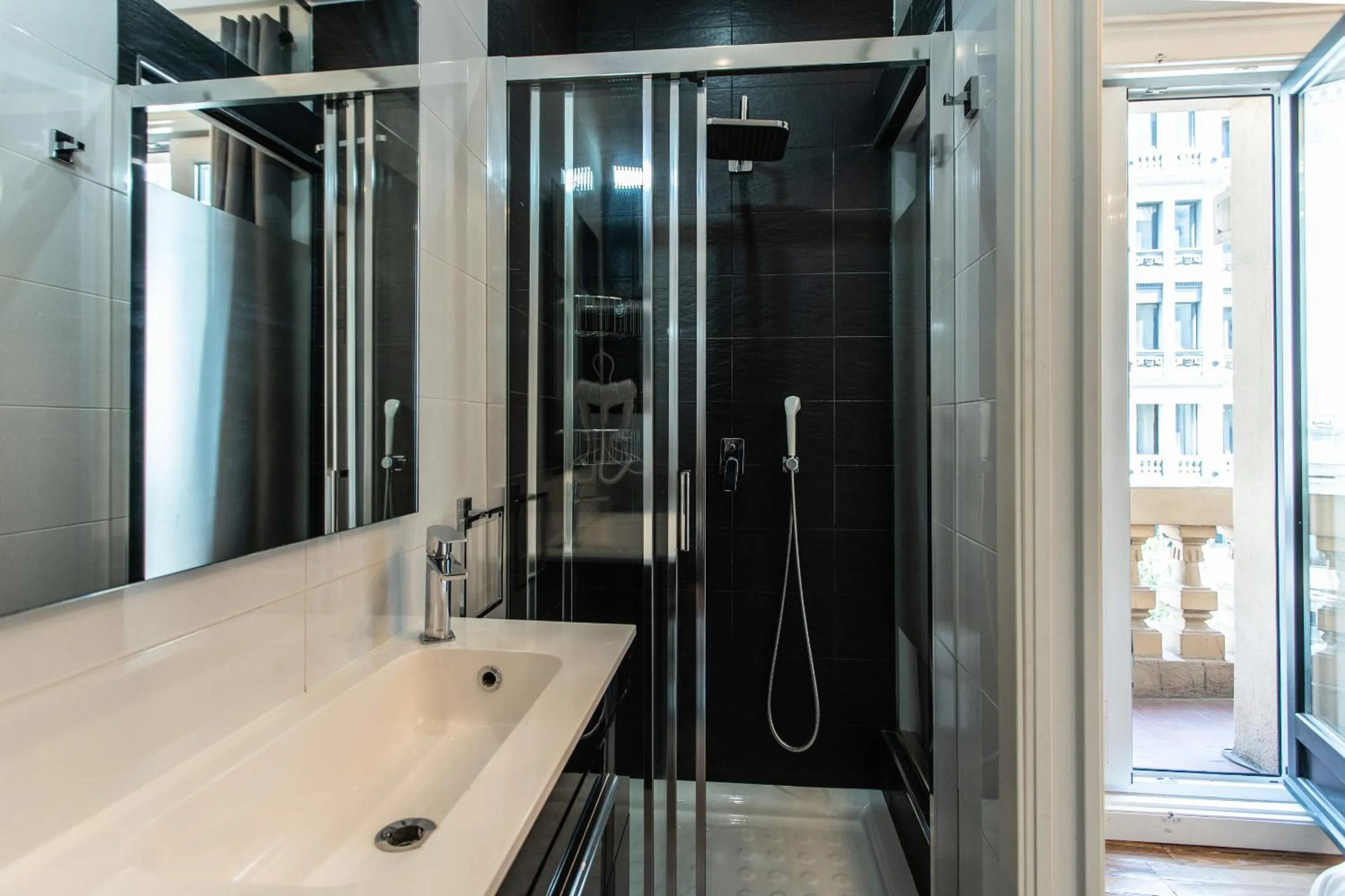 Shower in SUITES YOU Gran Vía