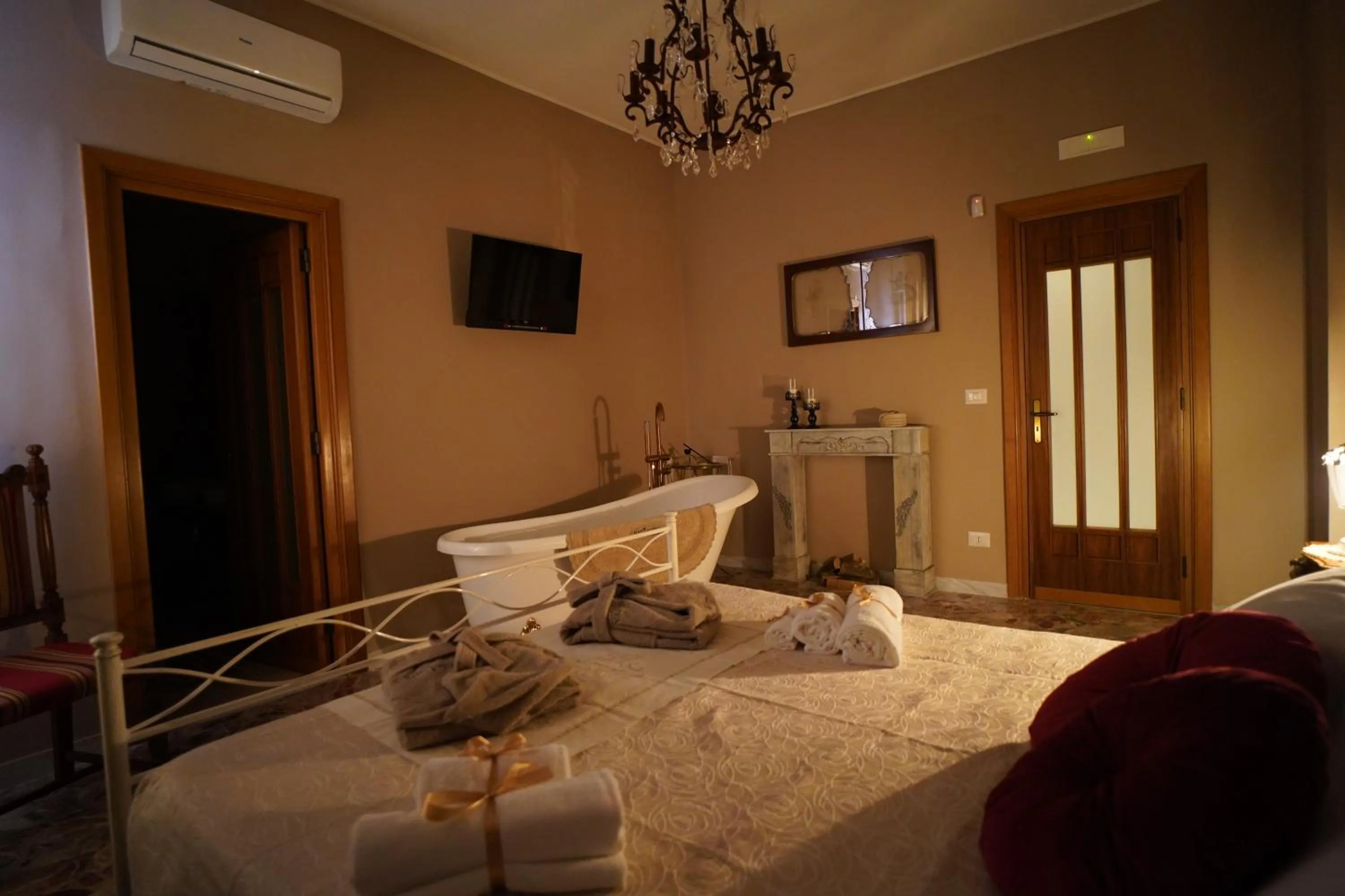 TV and multimedia, Bed in Bari Antica Boutique B&B