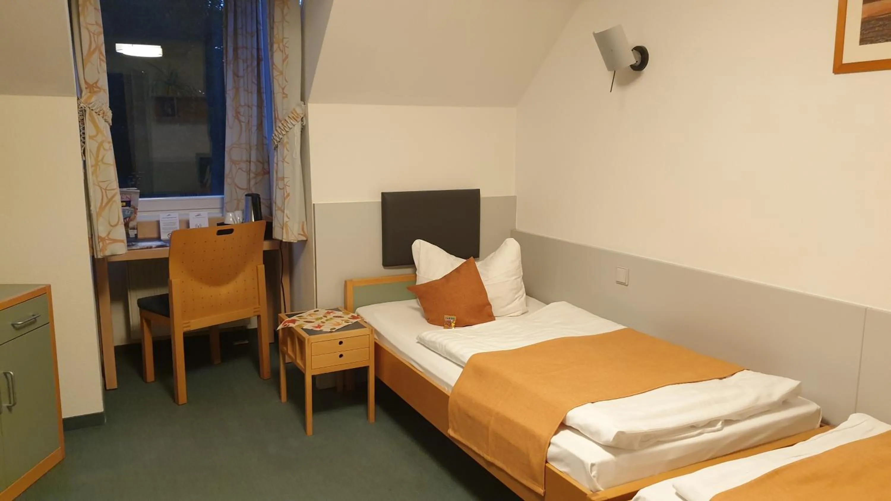 Restaurant/places to eat, Bed in Hotel Regenbogenhaus