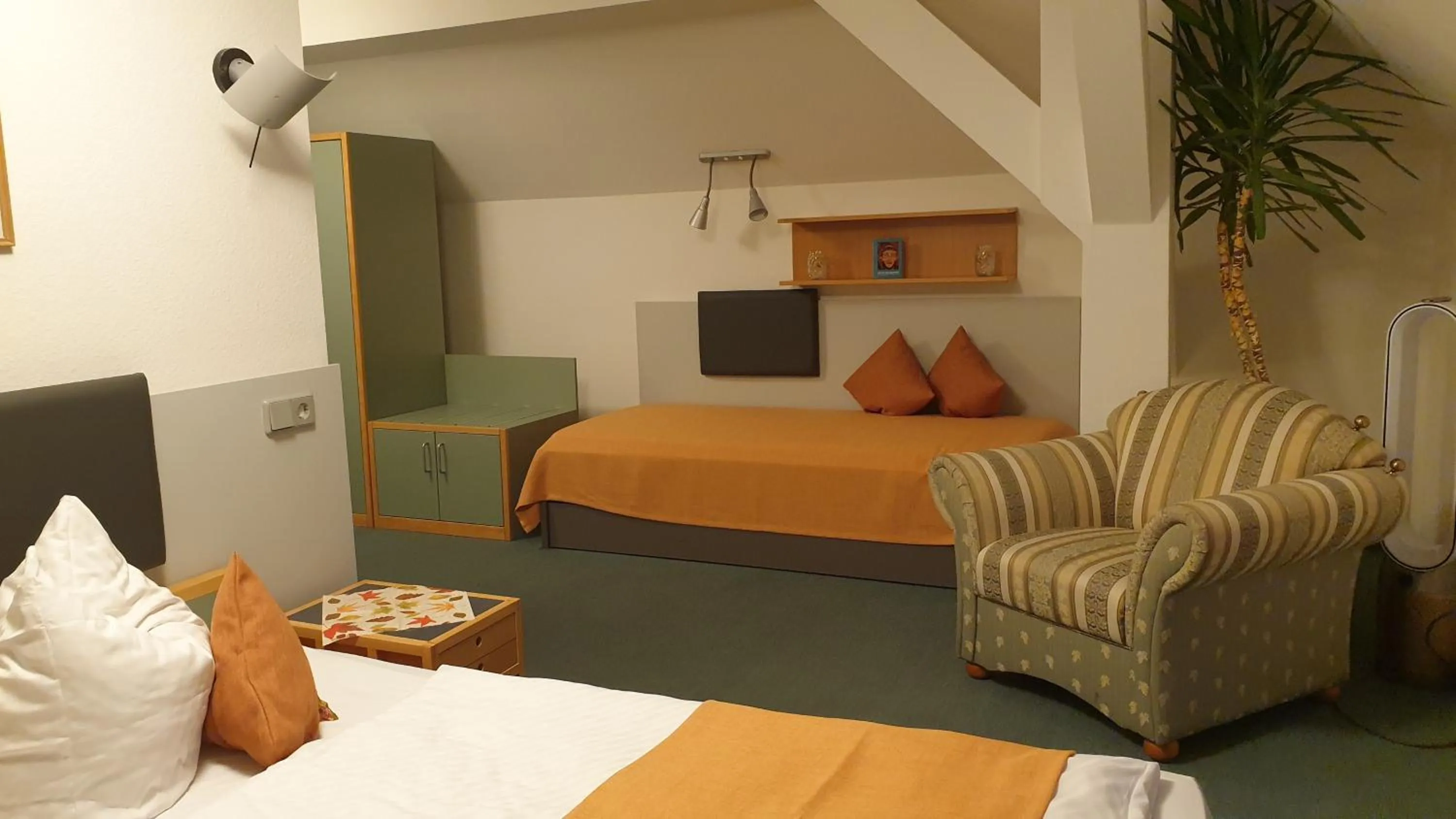 Restaurant/places to eat, Bed in Hotel Regenbogenhaus