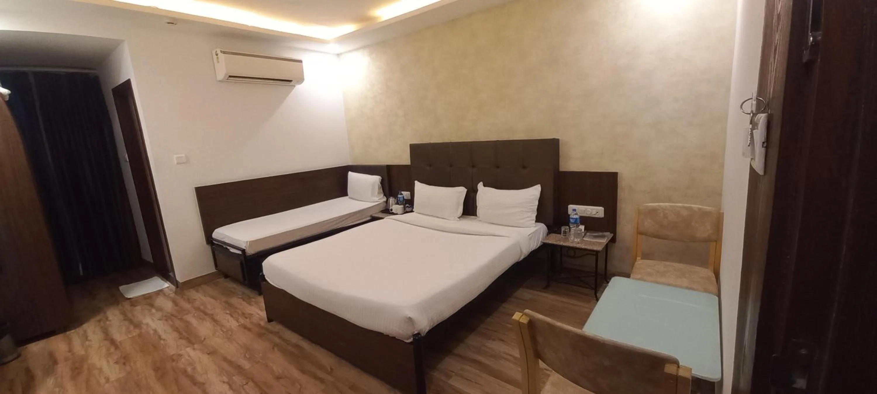 Photo of the whole room, Bed in Pravasa hotel Indore
