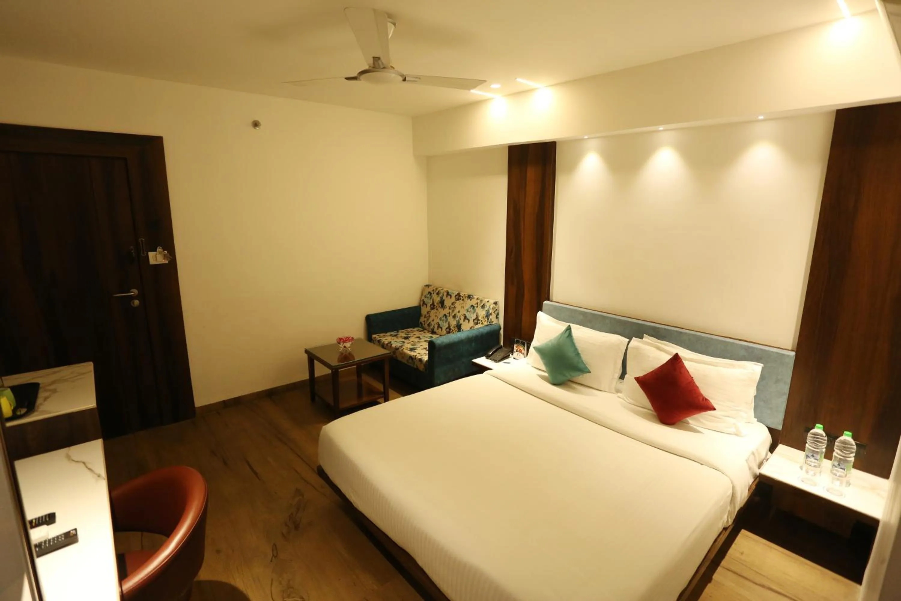 Photo of the whole room, Bed in Pravasa hotel Indore
