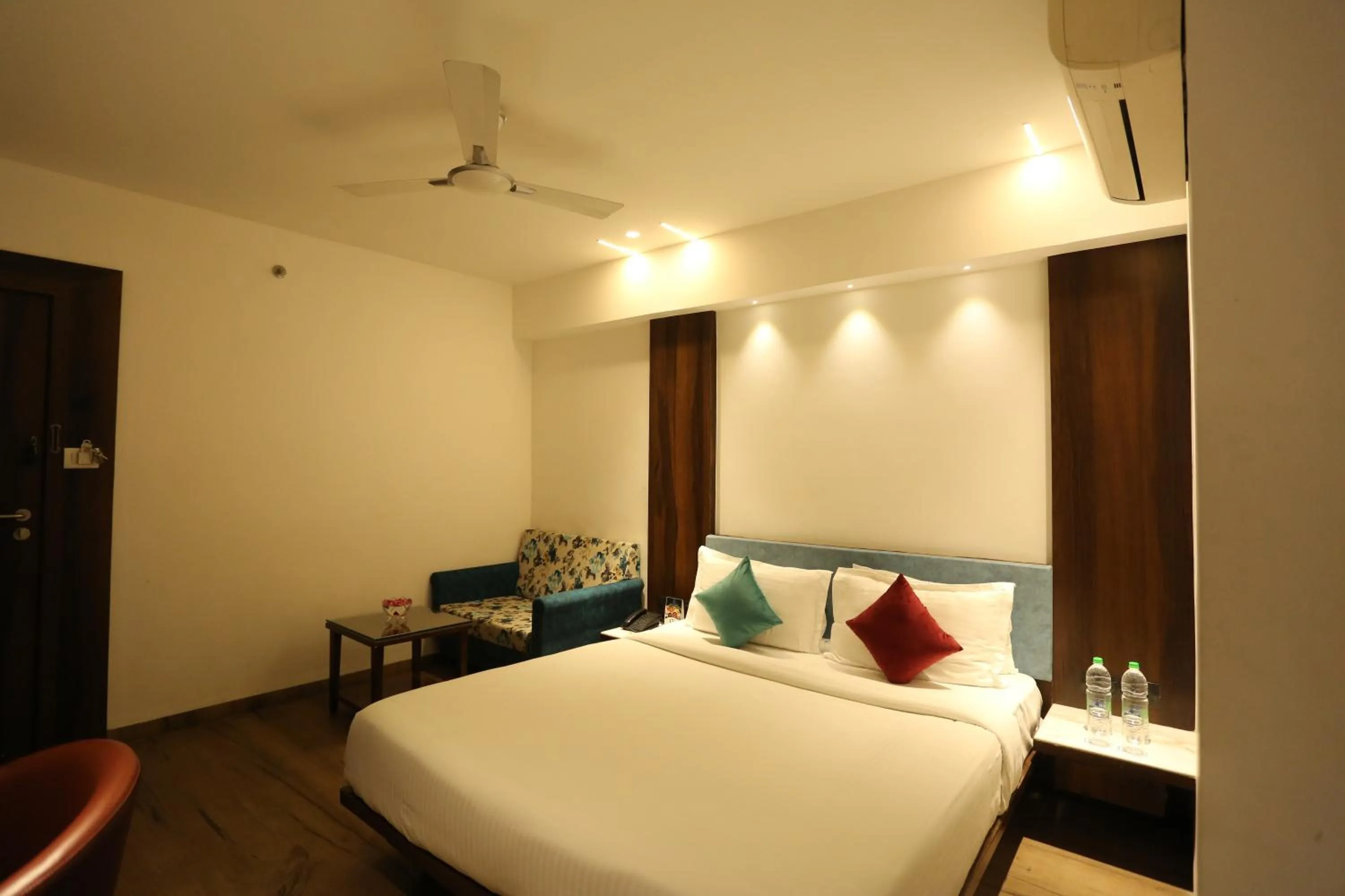 Photo of the whole room, Bed in Pravasa hotel Indore