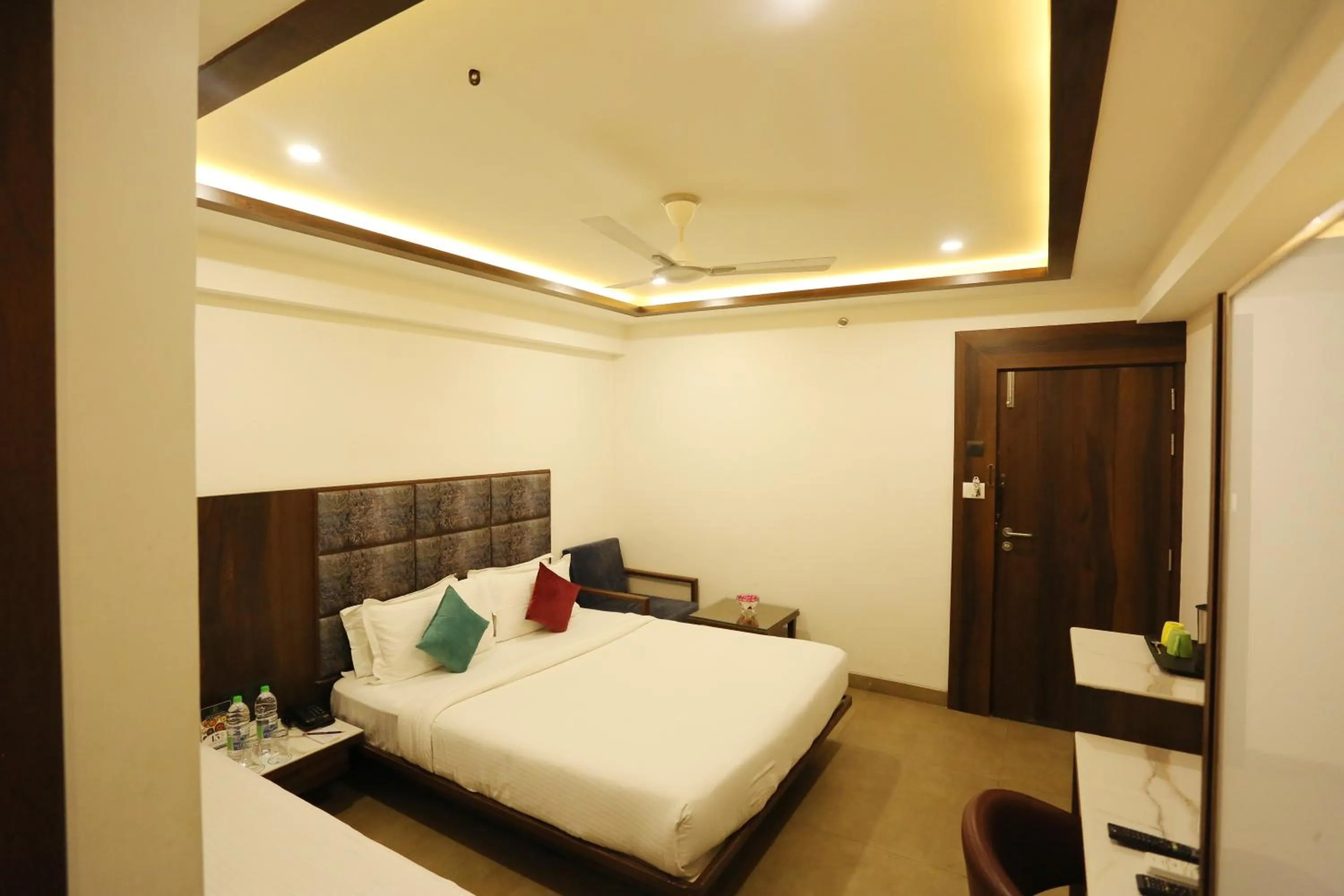 Photo of the whole room, Bed in Pravasa hotel Indore