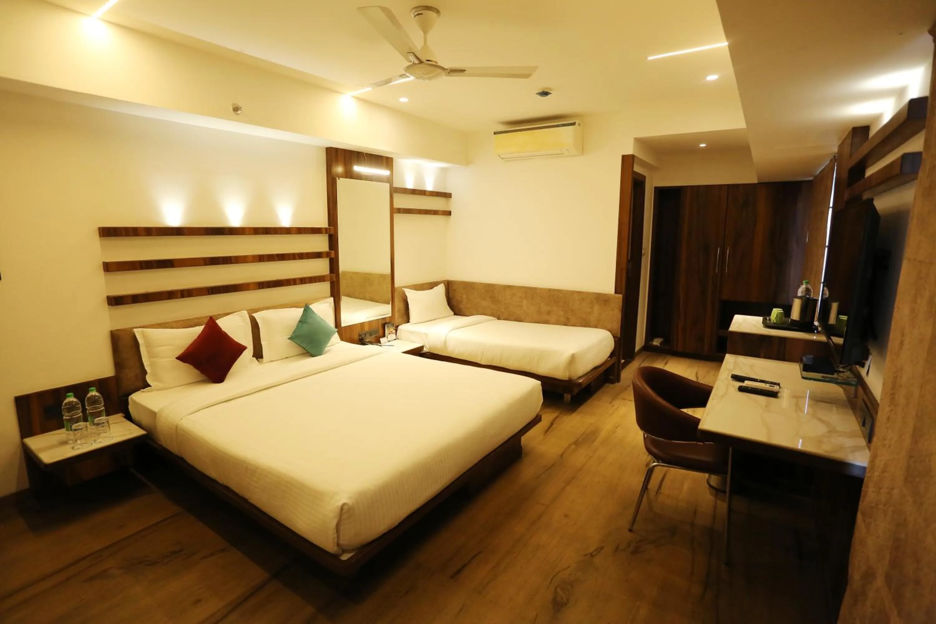 Photo of the whole room, Bed in Pravasa hotel Indore
