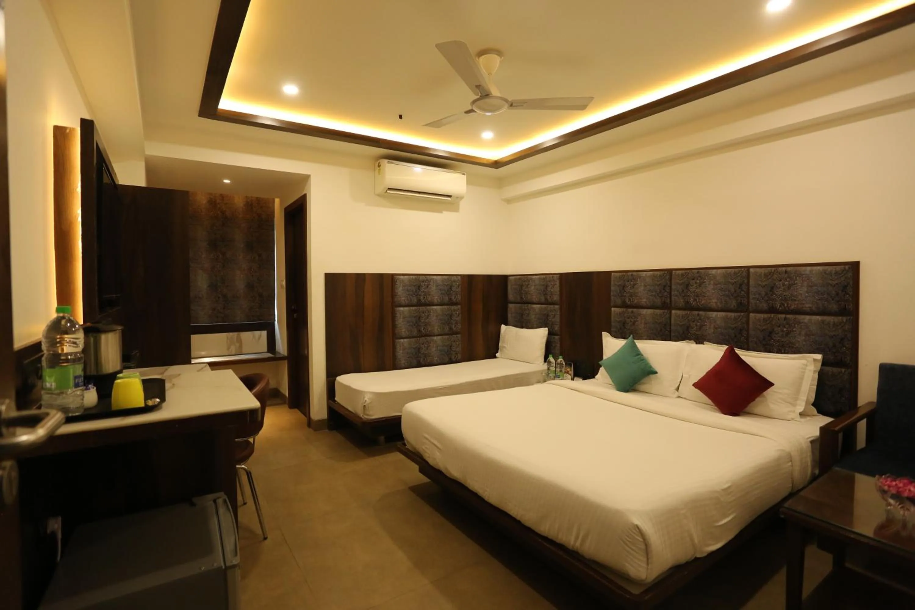 Photo of the whole room, Bed in Pravasa hotel Indore