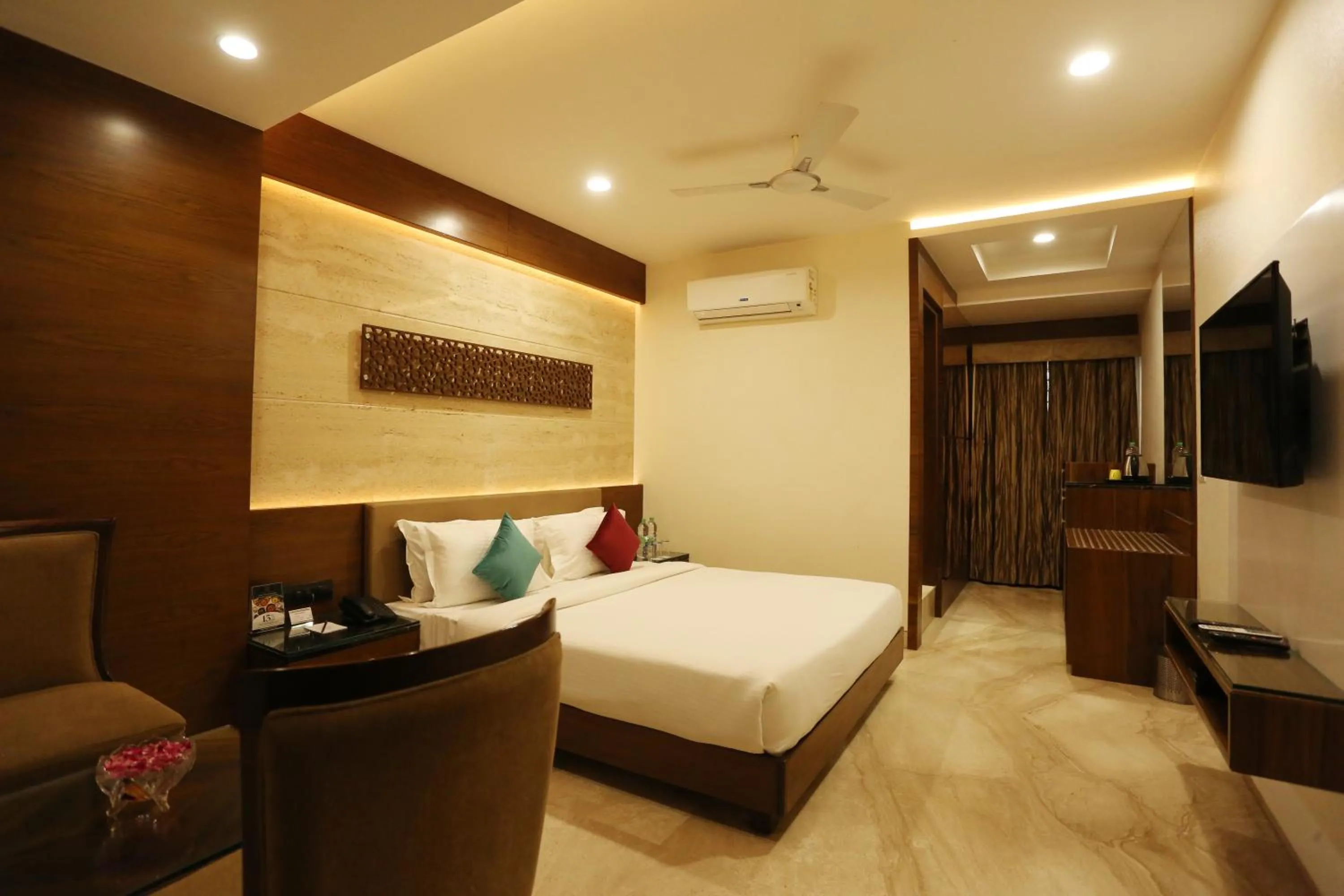 Photo of the whole room, Bed in Pravasa hotel Indore