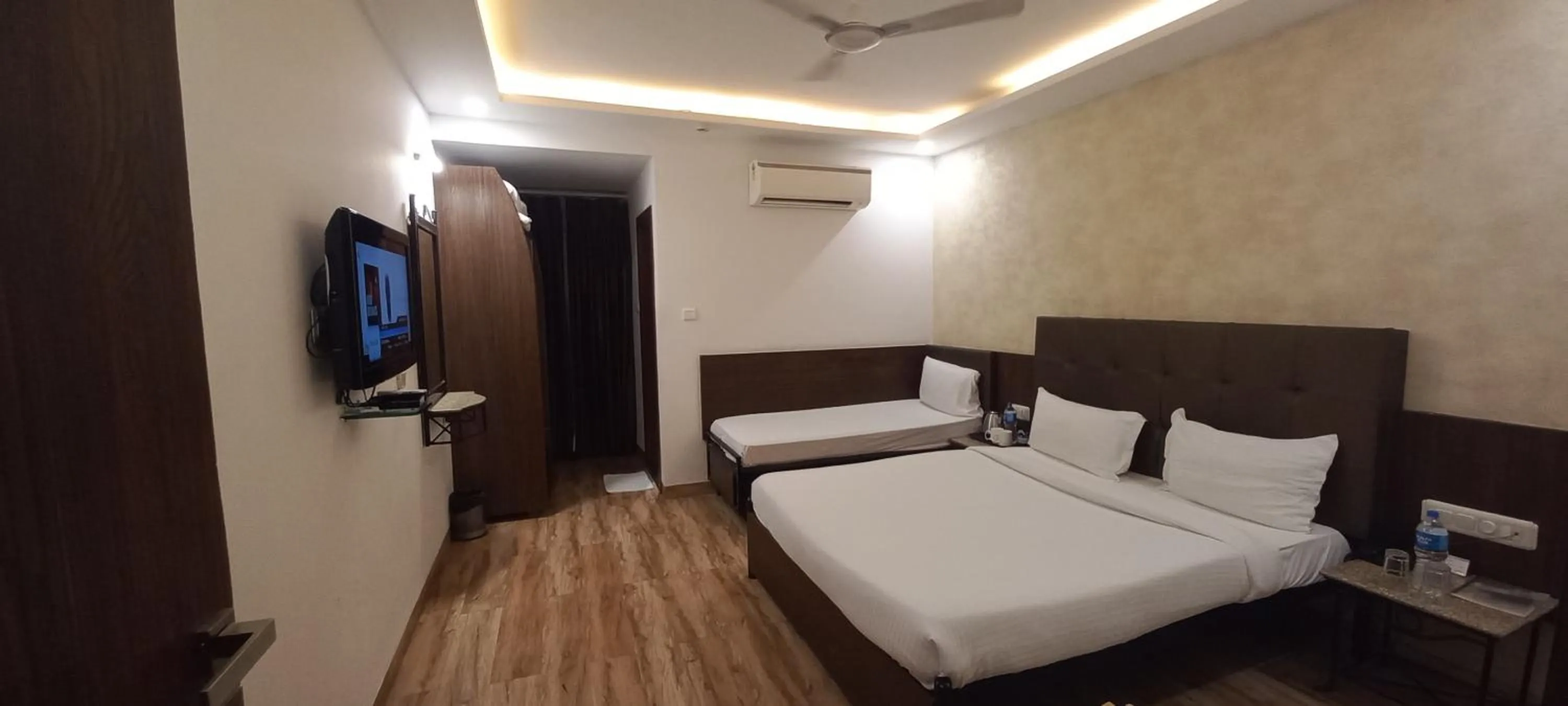 Photo of the whole room, Bed in Pravasa hotel Indore