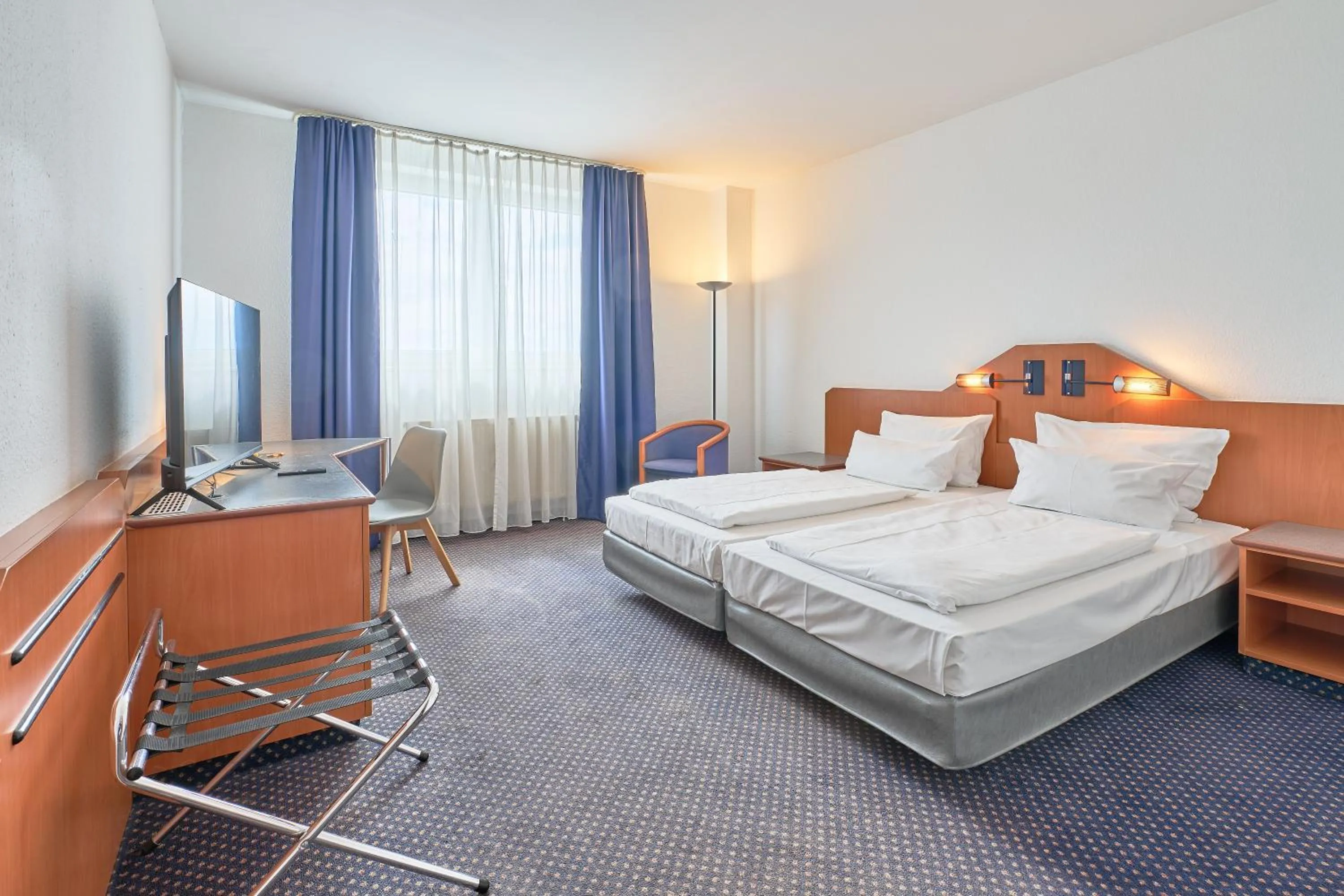 Photo of the whole room, Bed in eXo Square Heidelberg/Schwetzingen - by SuperFly Hotels