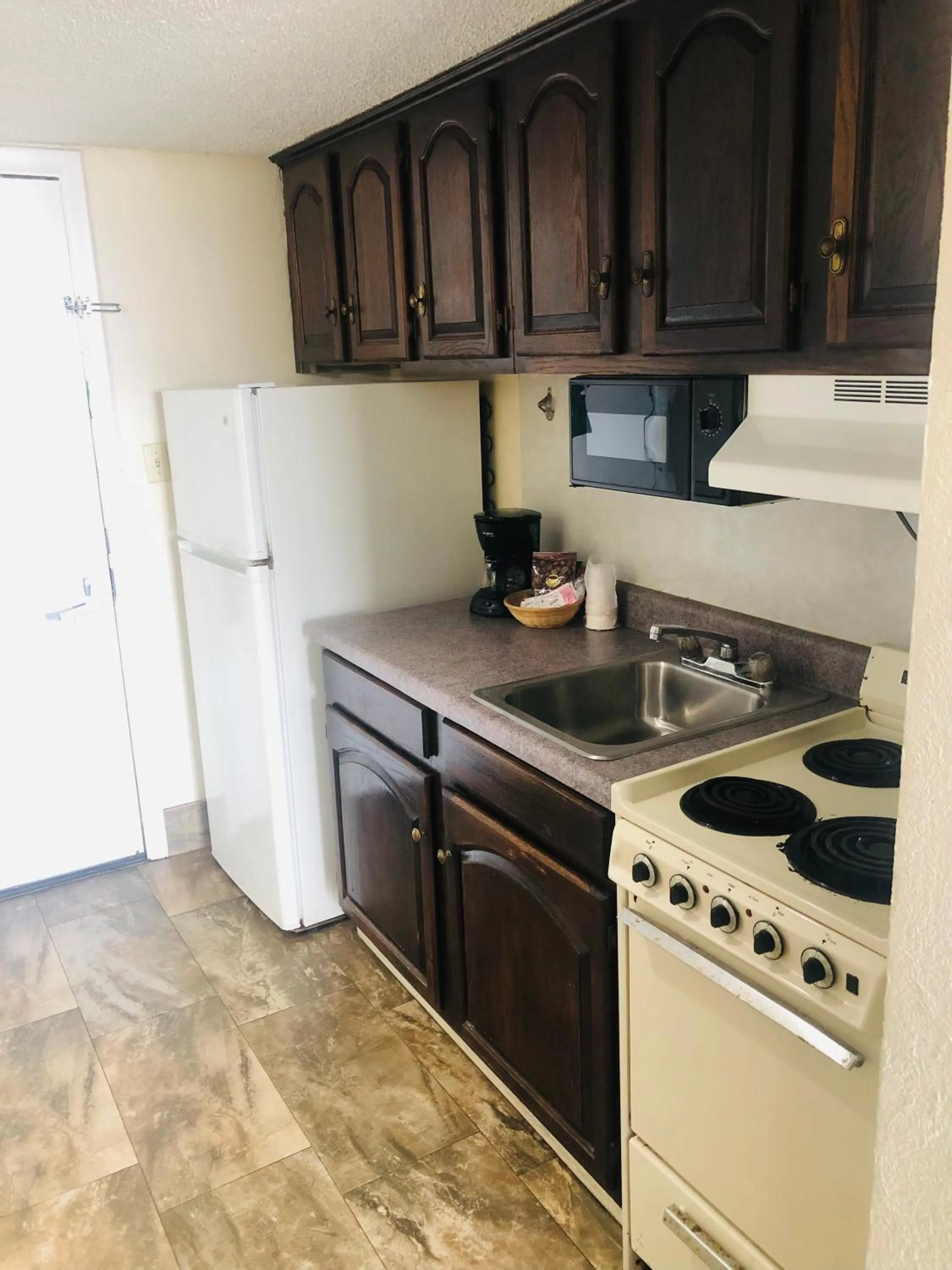 Kitchen or kitchenette in Quail Inn and Suites - Myrtle Beach