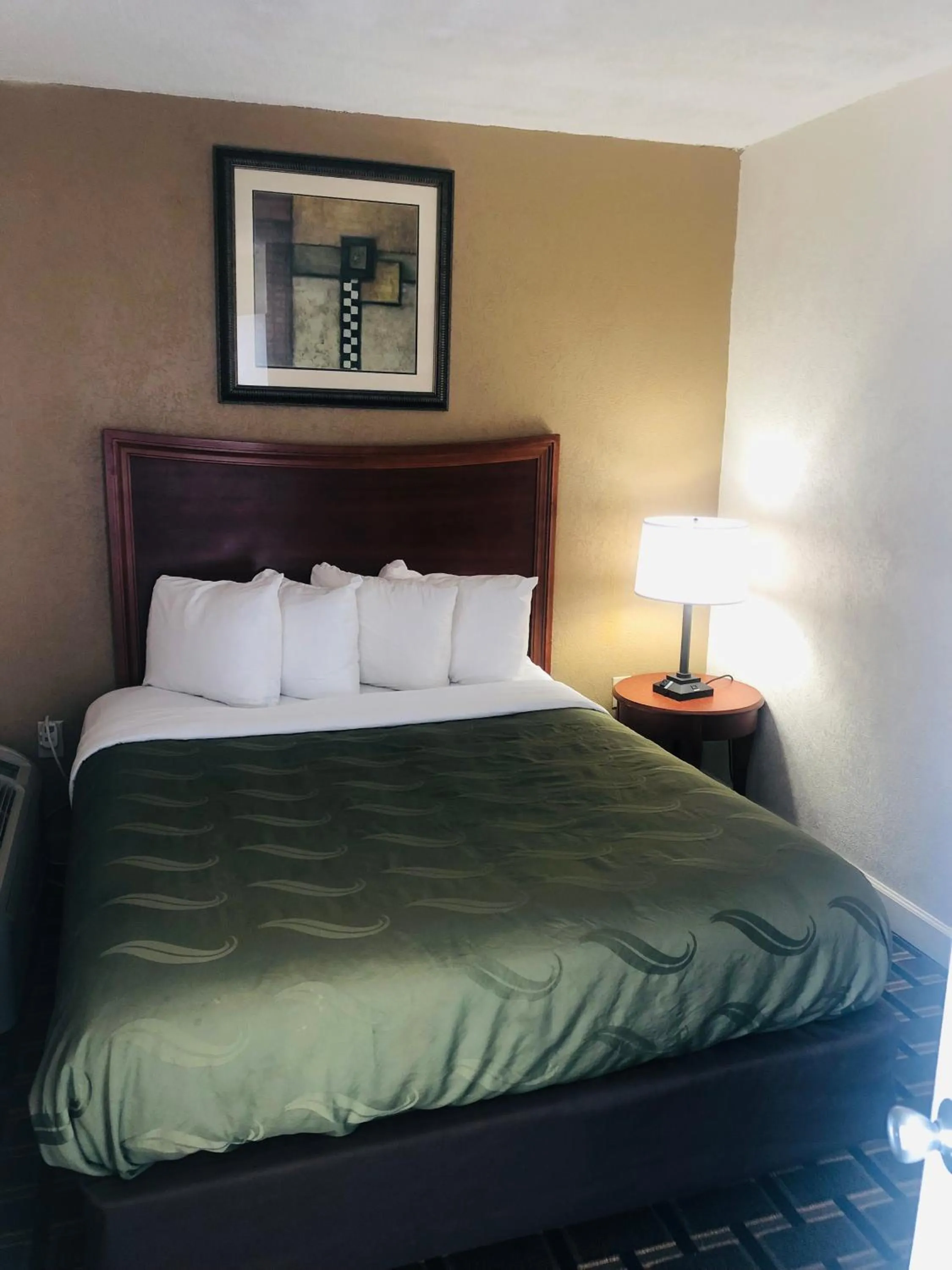 Bed in Quail Inn and Suites - Myrtle Beach
