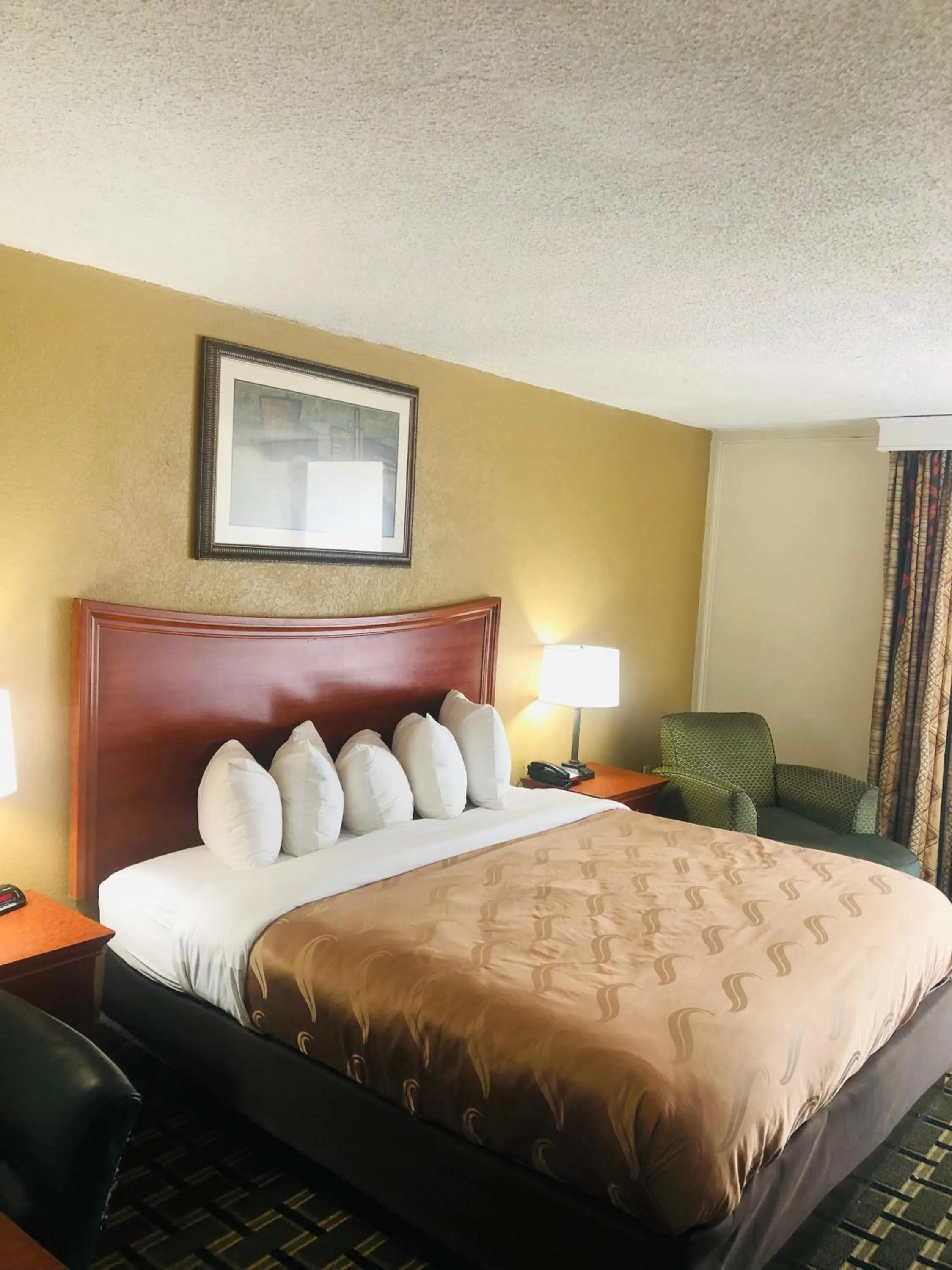 Bed in Quail Inn and Suites - Myrtle Beach