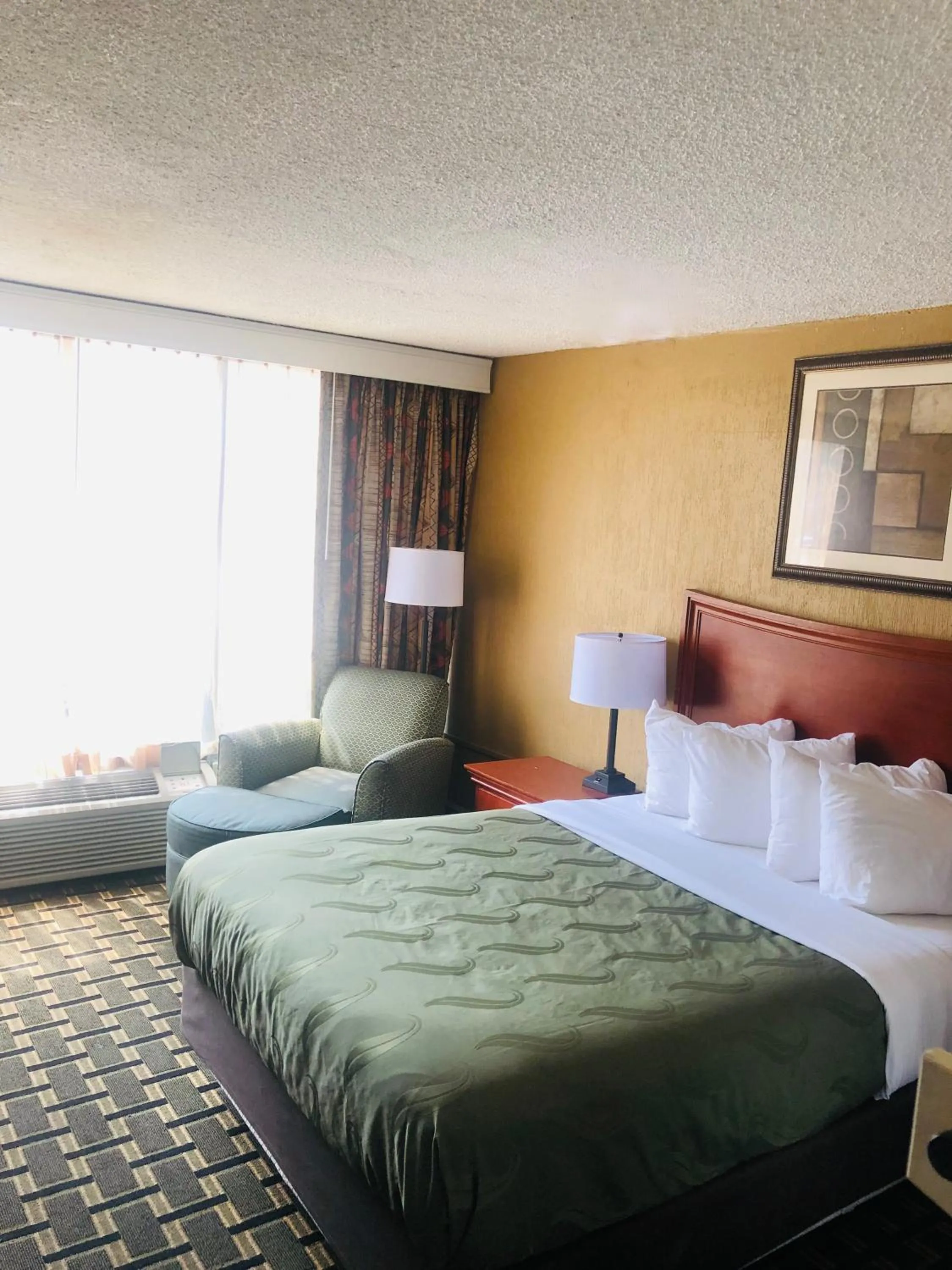 Bed in Quail Inn and Suites - Myrtle Beach