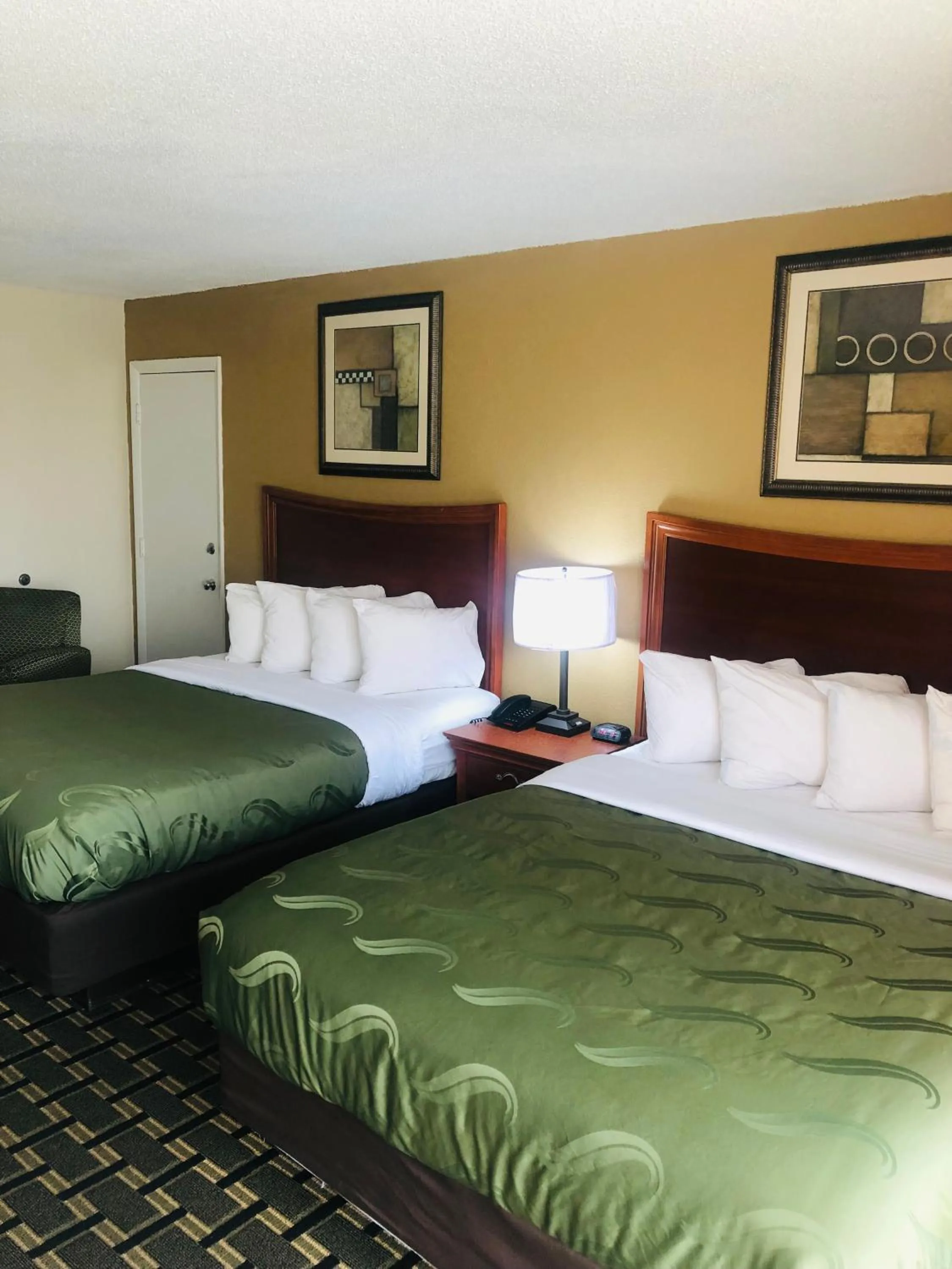 Bed in Quail Inn and Suites - Myrtle Beach