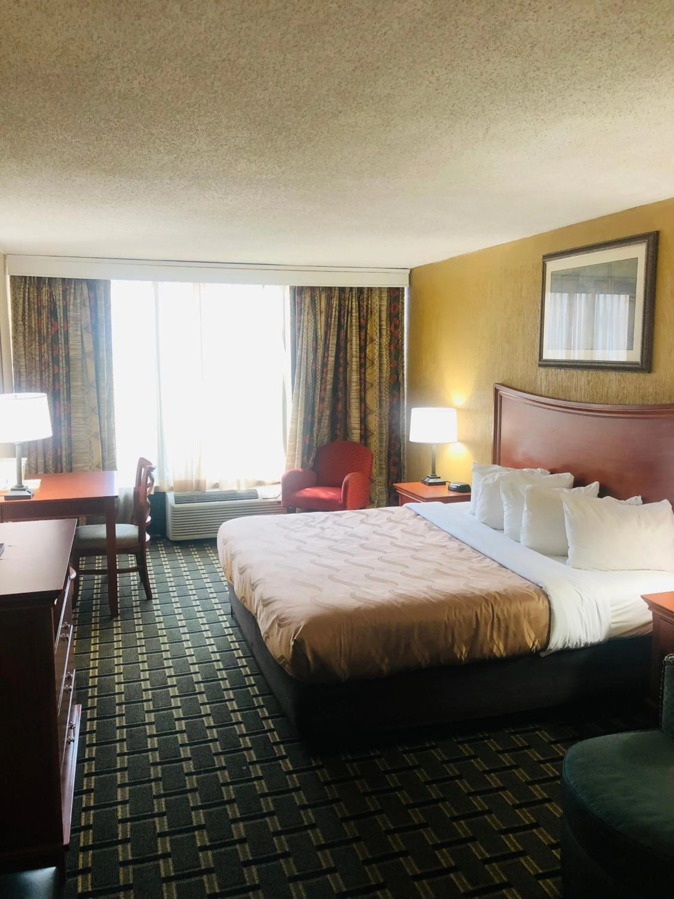 Bed in Quail Inn and Suites - Myrtle Beach