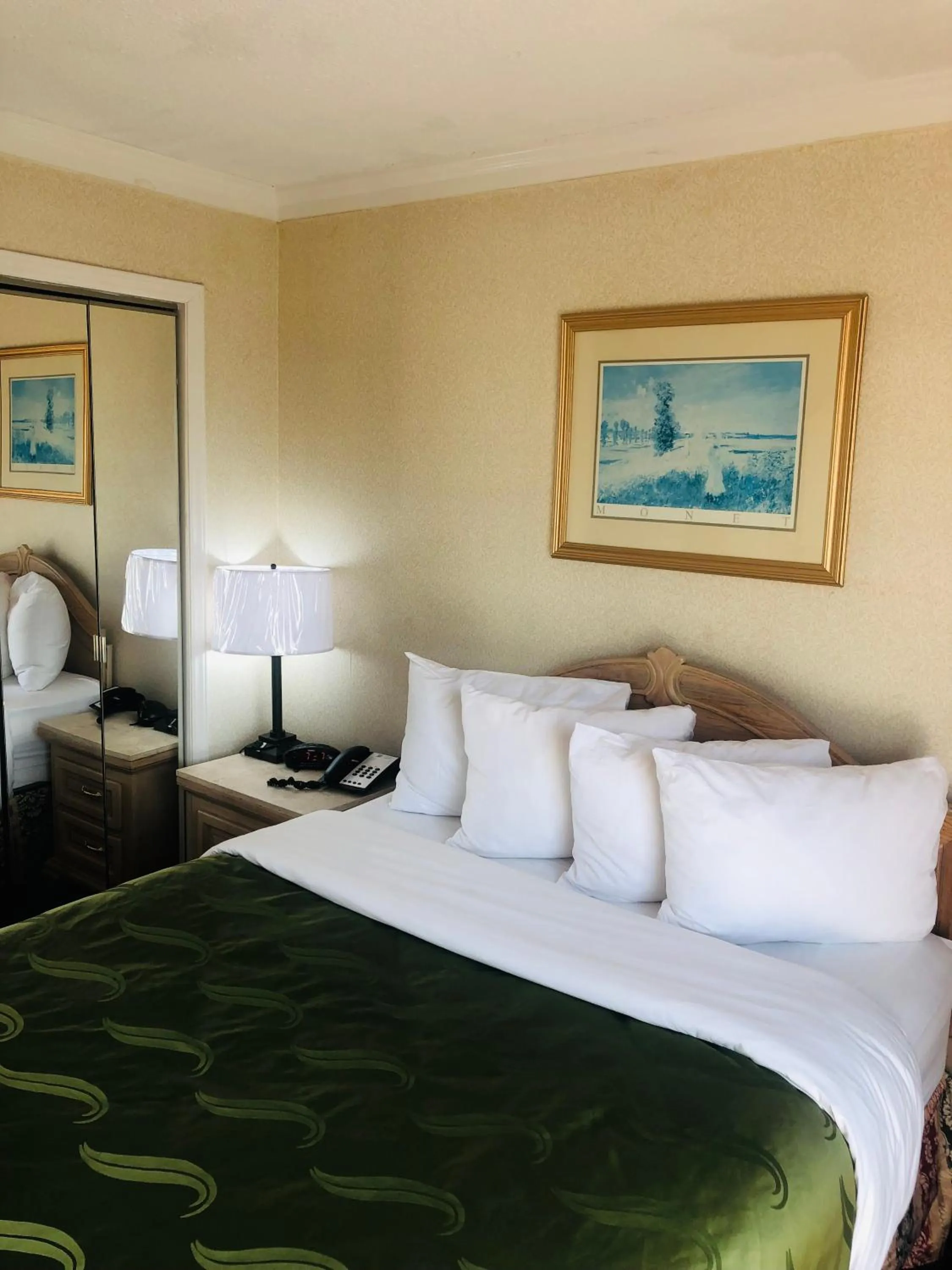 Bedroom, Bed in Quail Inn and Suites - Myrtle Beach