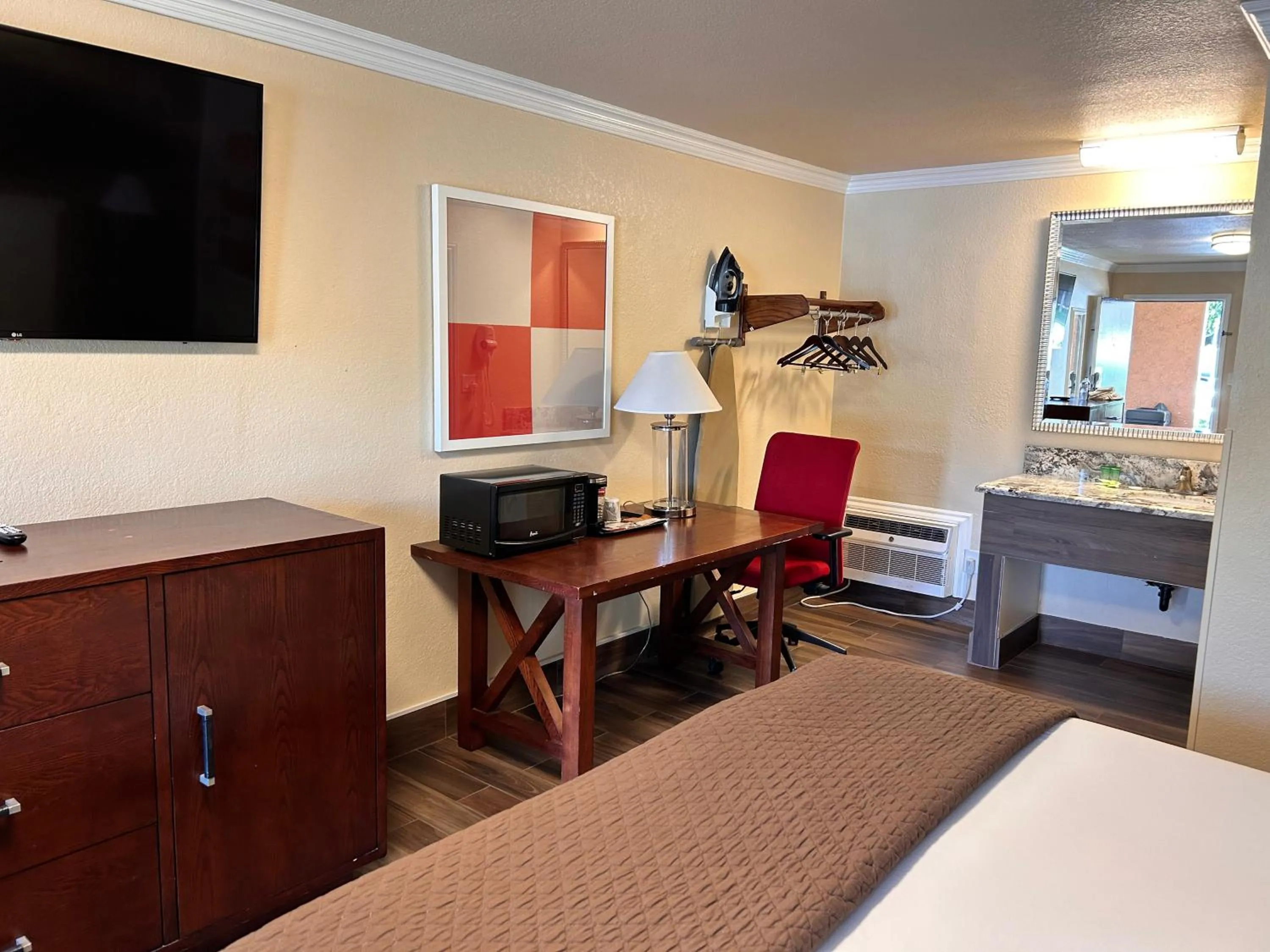 hair dresser, Bed in Abby's Anaheimer Inn - Across Disneyland Park