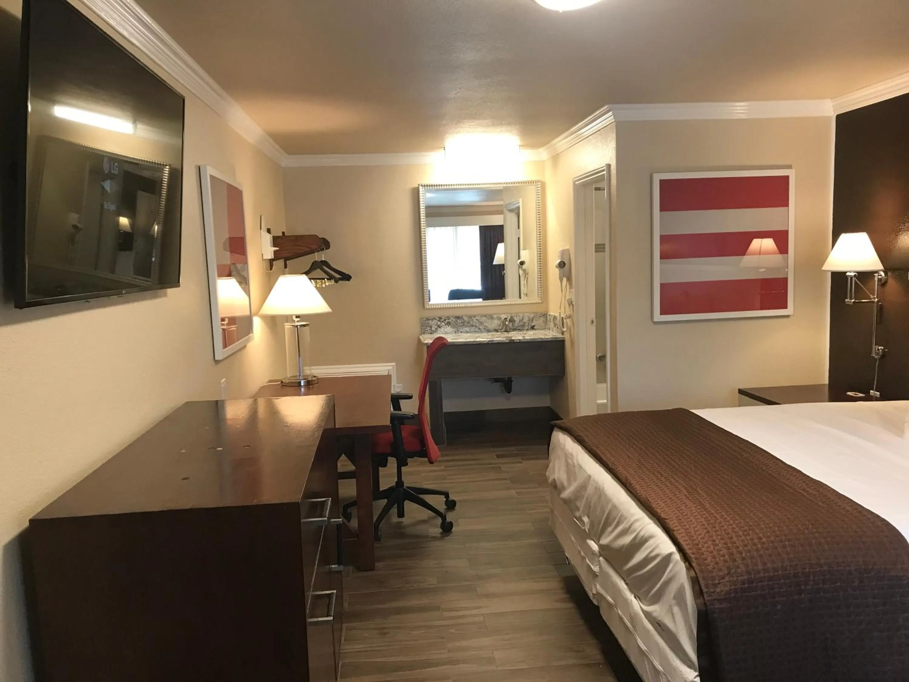 Photo of the whole room, Bed in Abby's Anaheimer Inn - Across Disneyland Park