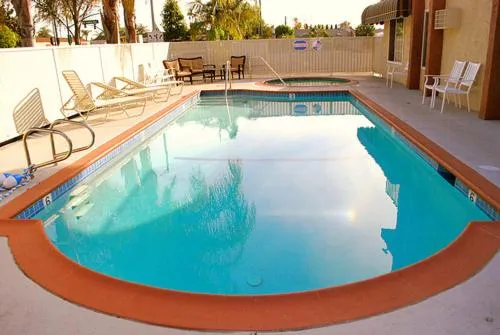 Swimming pool in Abby's Anaheimer Inn - Across Disneyland Park