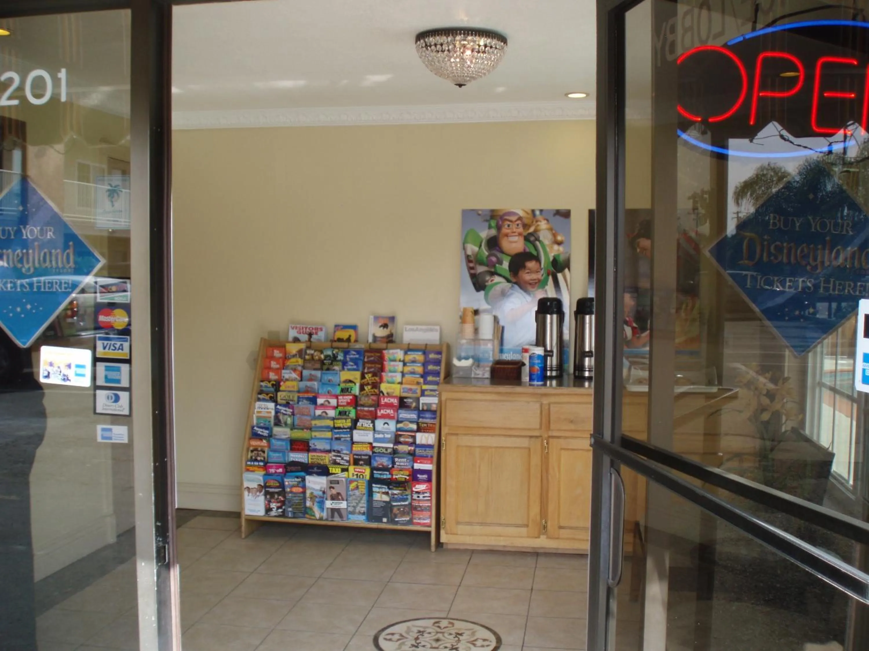 Lobby or reception in Abby's Anaheimer Inn - Across Disneyland Park