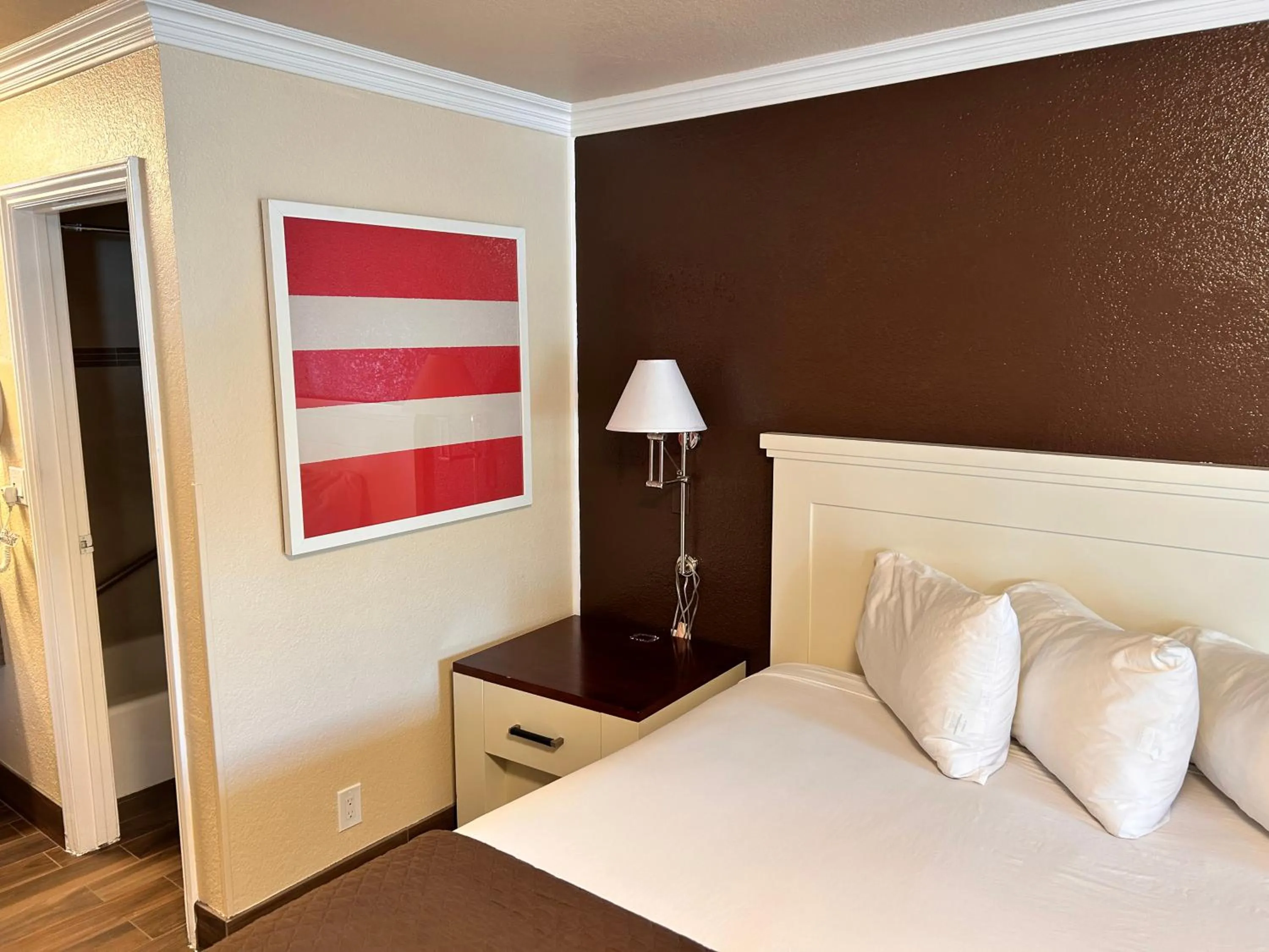 Bedroom, Bed in Abby's Anaheimer Inn - Across Disneyland Park