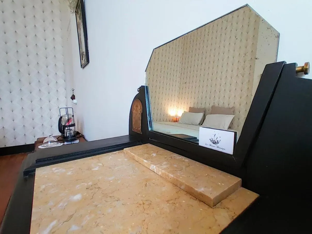 Seating area, Bed in La maison botanique