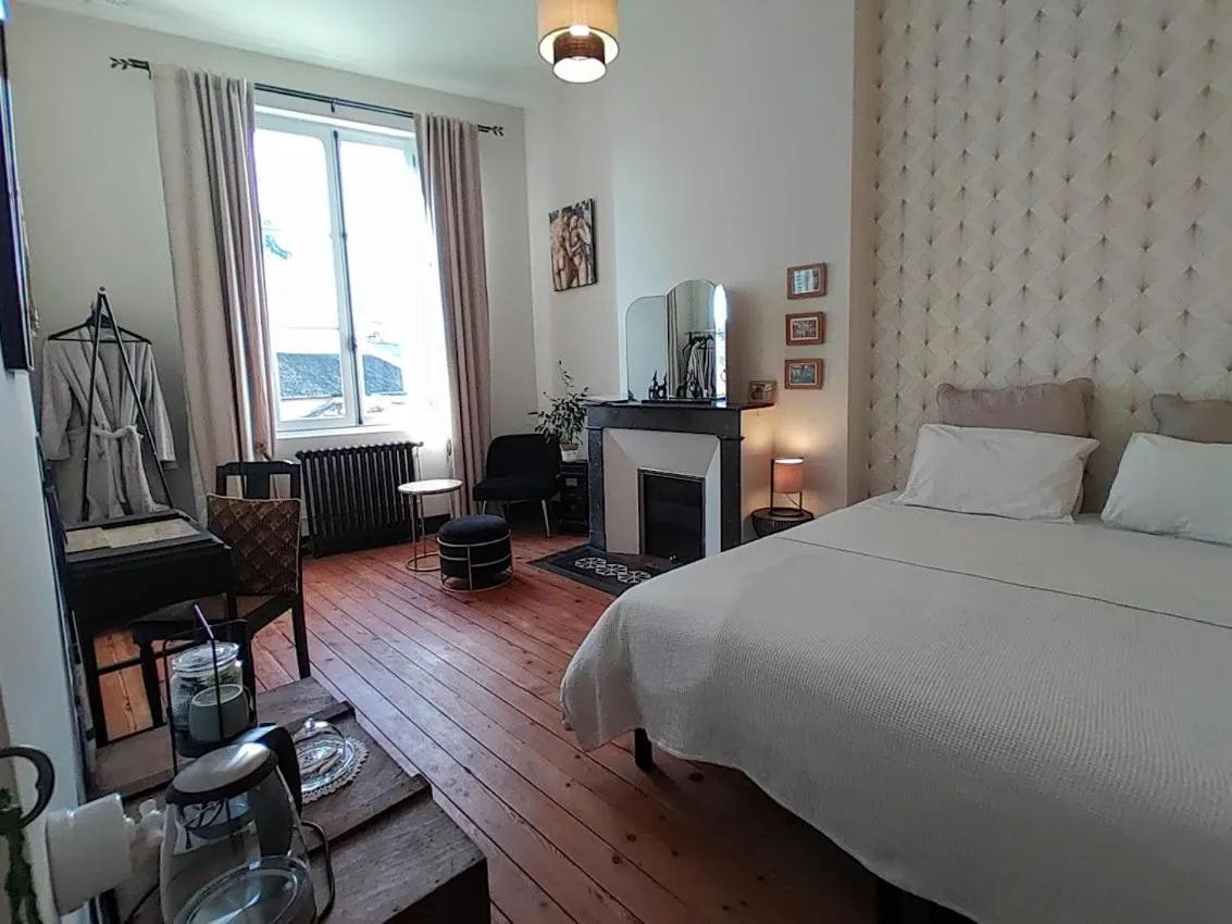 Photo of the whole room, Bed in La maison botanique
