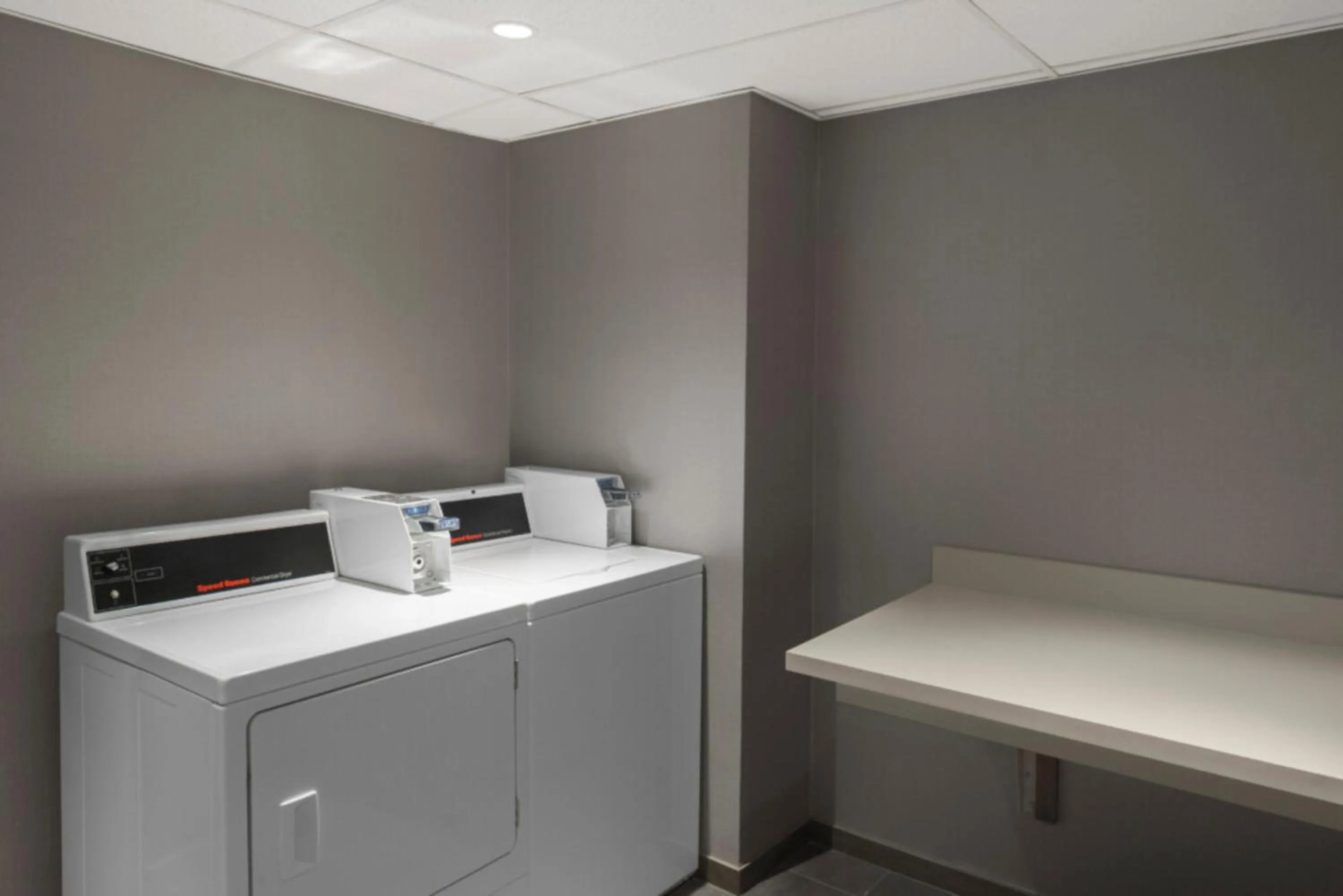 laundry in Courtyard by Marriott Chicago at Medical District-UIC