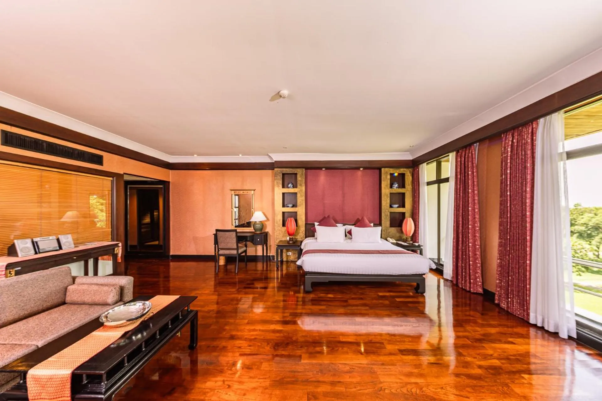 Living room, Bed in Blue Canyon Country Club