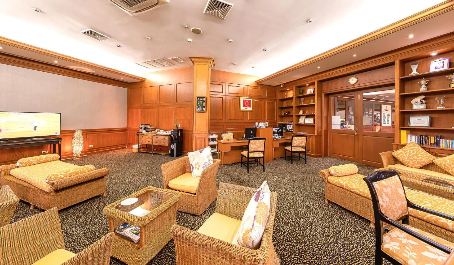 Lounge or bar in Blue Canyon Country Club