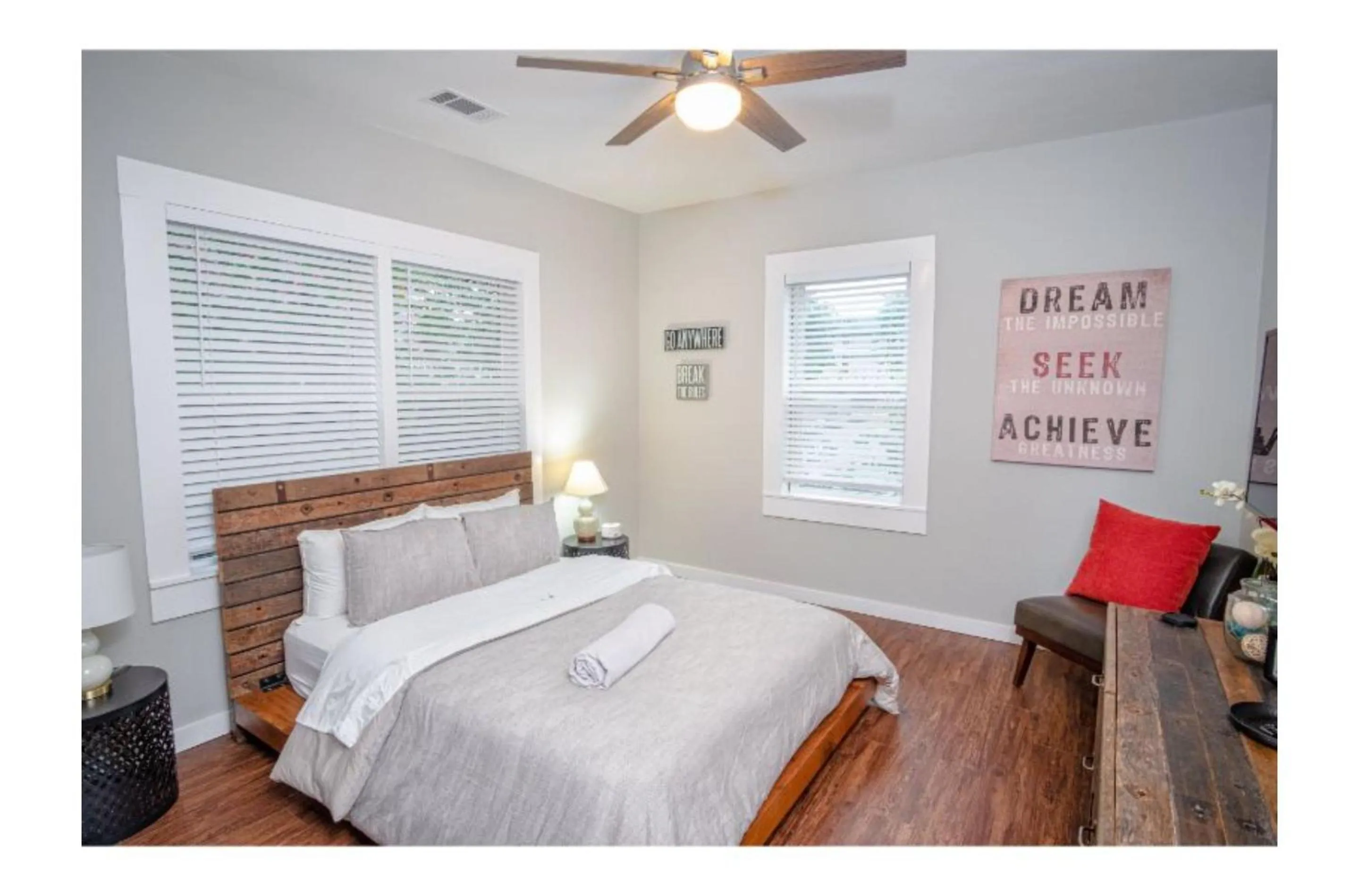 Bed in Remodeled Modern 1BR1BA Apt Near Downtown, 5min Pearl