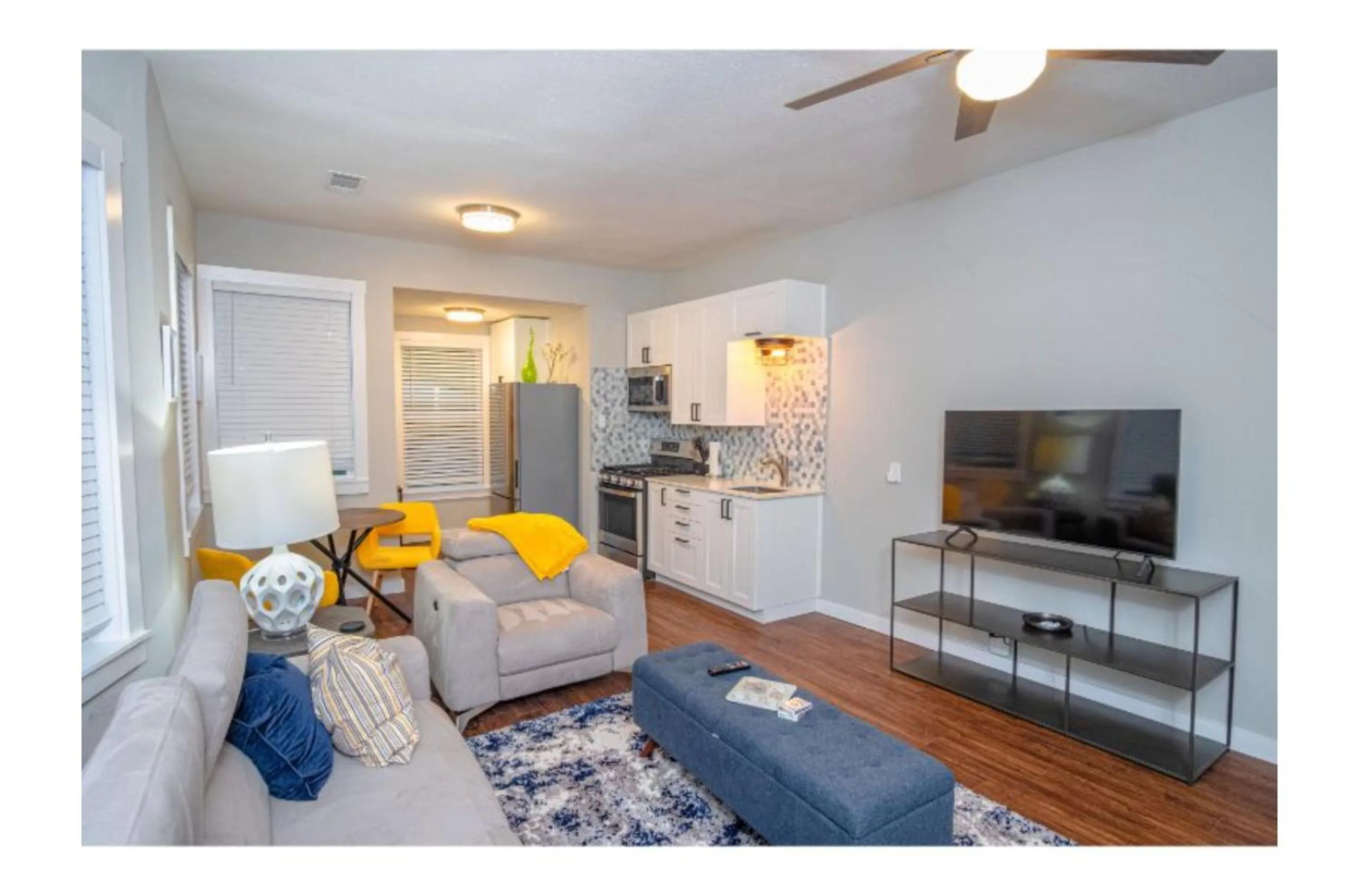 Living room in Remodeled Modern 1BR1BA Apt Near Downtown, 5min Pearl
