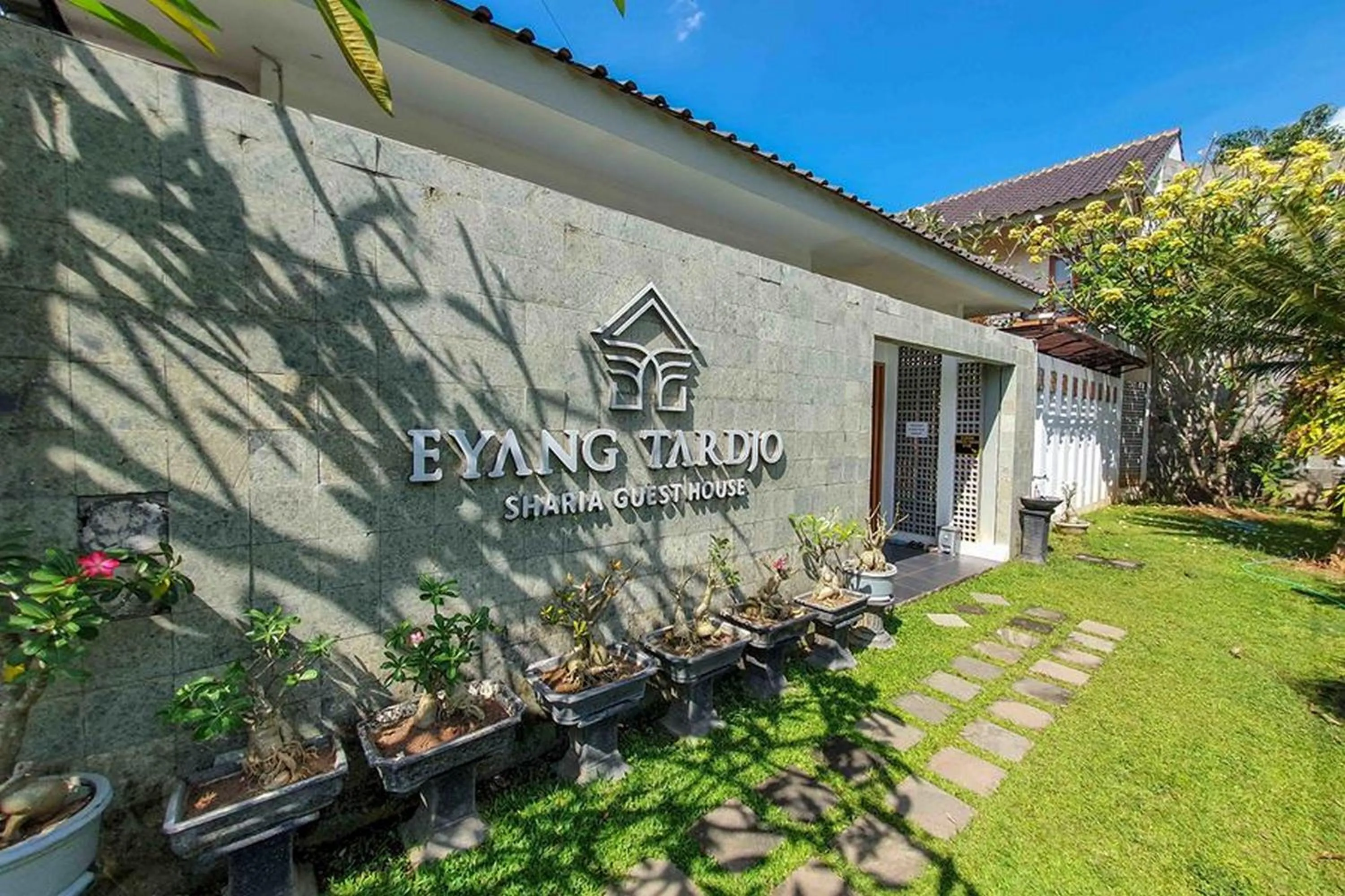 Facade/entrance in Rumah Eyang Tardjo Syariah Mitra RedDoorz
