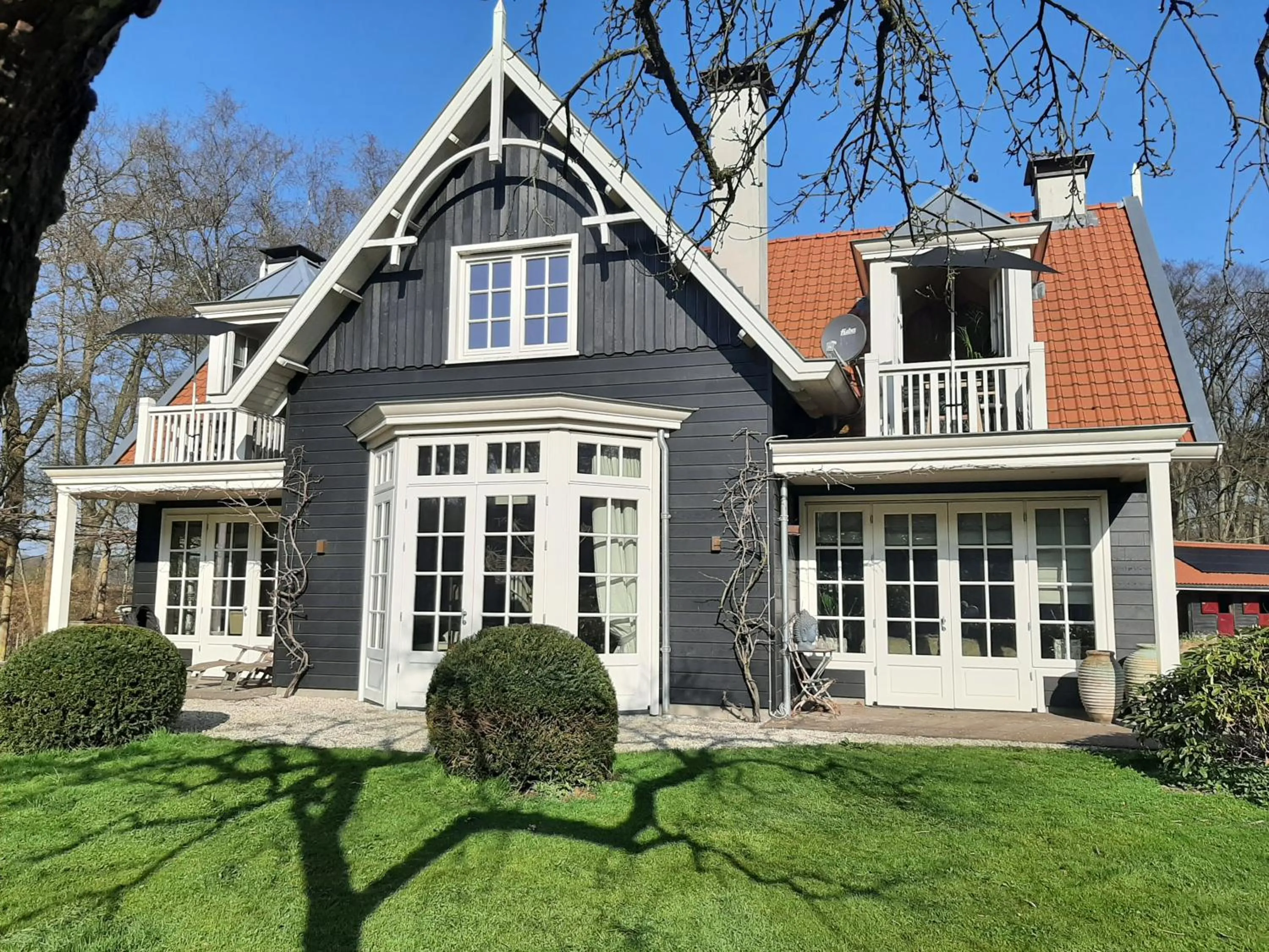 Property building in Huize Koempoelan