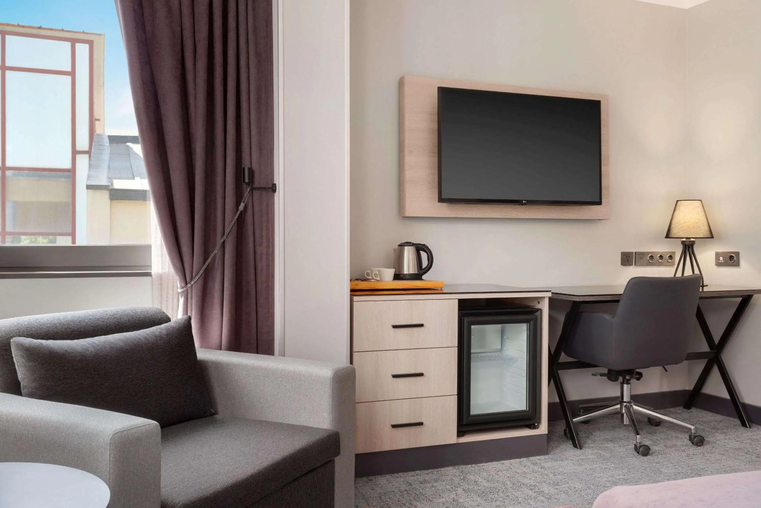 Communal lounge/ TV room in Days Hotel by Wyndham Ankara Cankaya