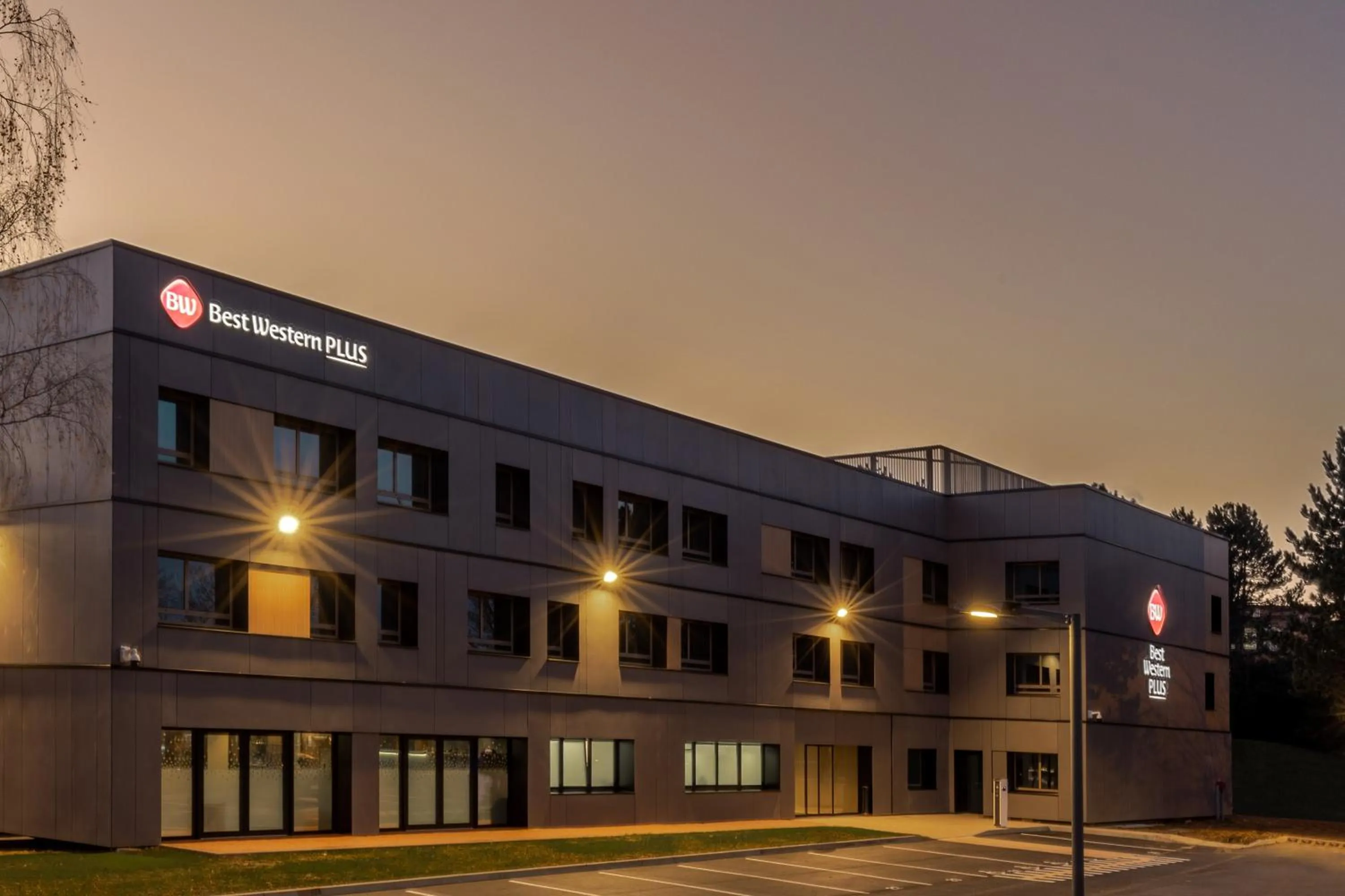 Property building in Best Western Plus Le Conquerant Rouen Nord