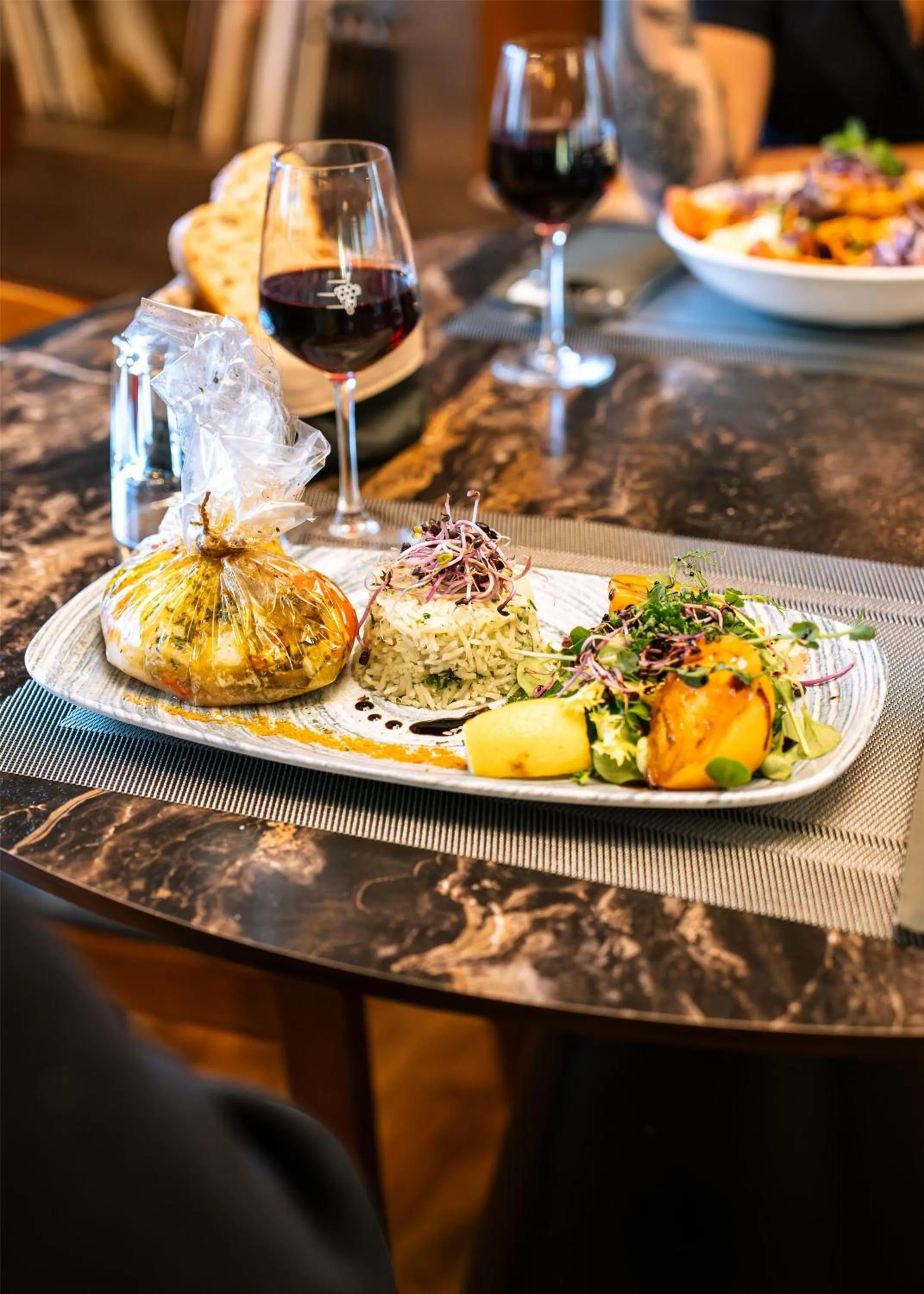 Food and drinks in Best Western Plus Le Conquerant Rouen Nord