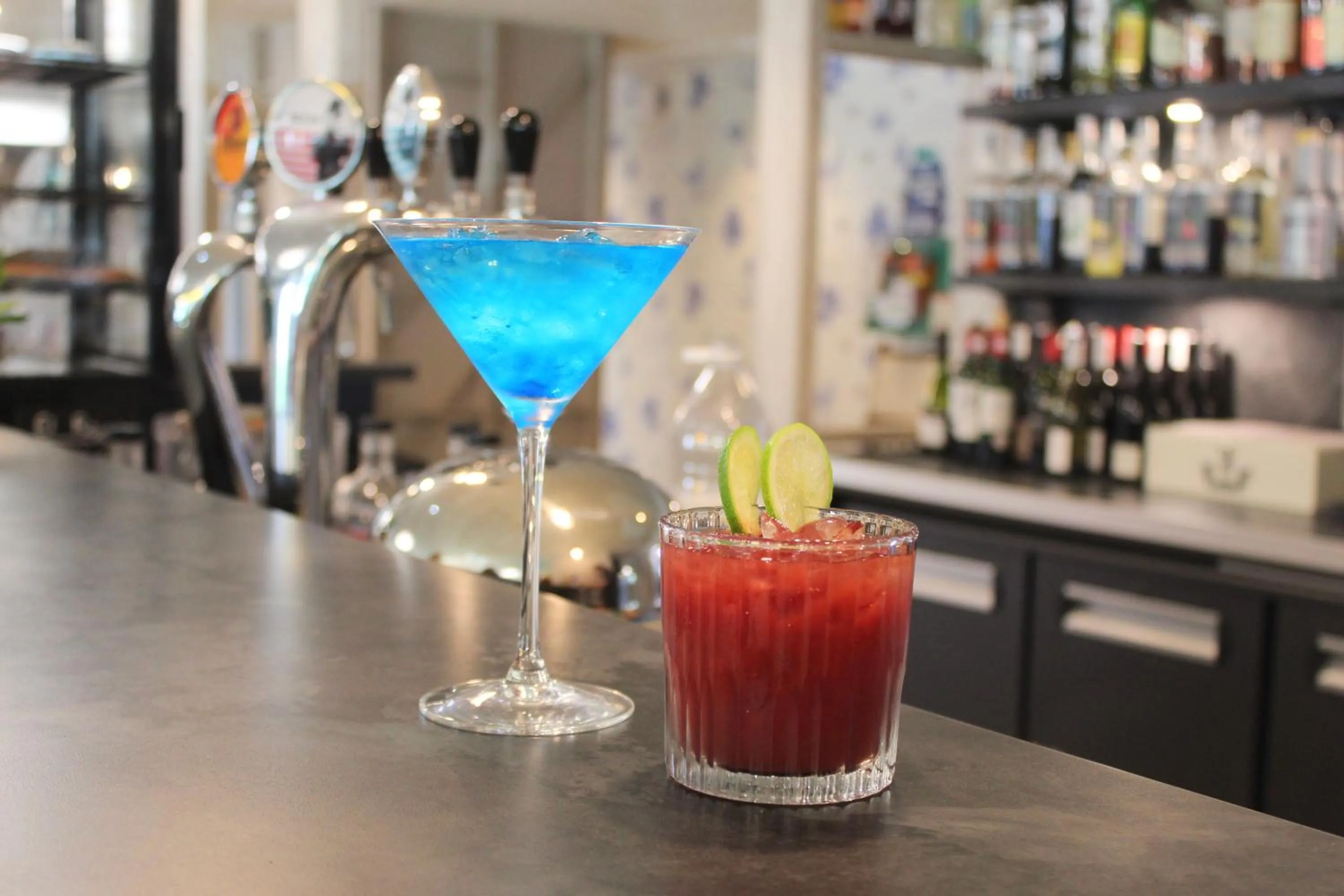 Lounge or bar in Best Western Plus Le Conquerant Rouen Nord