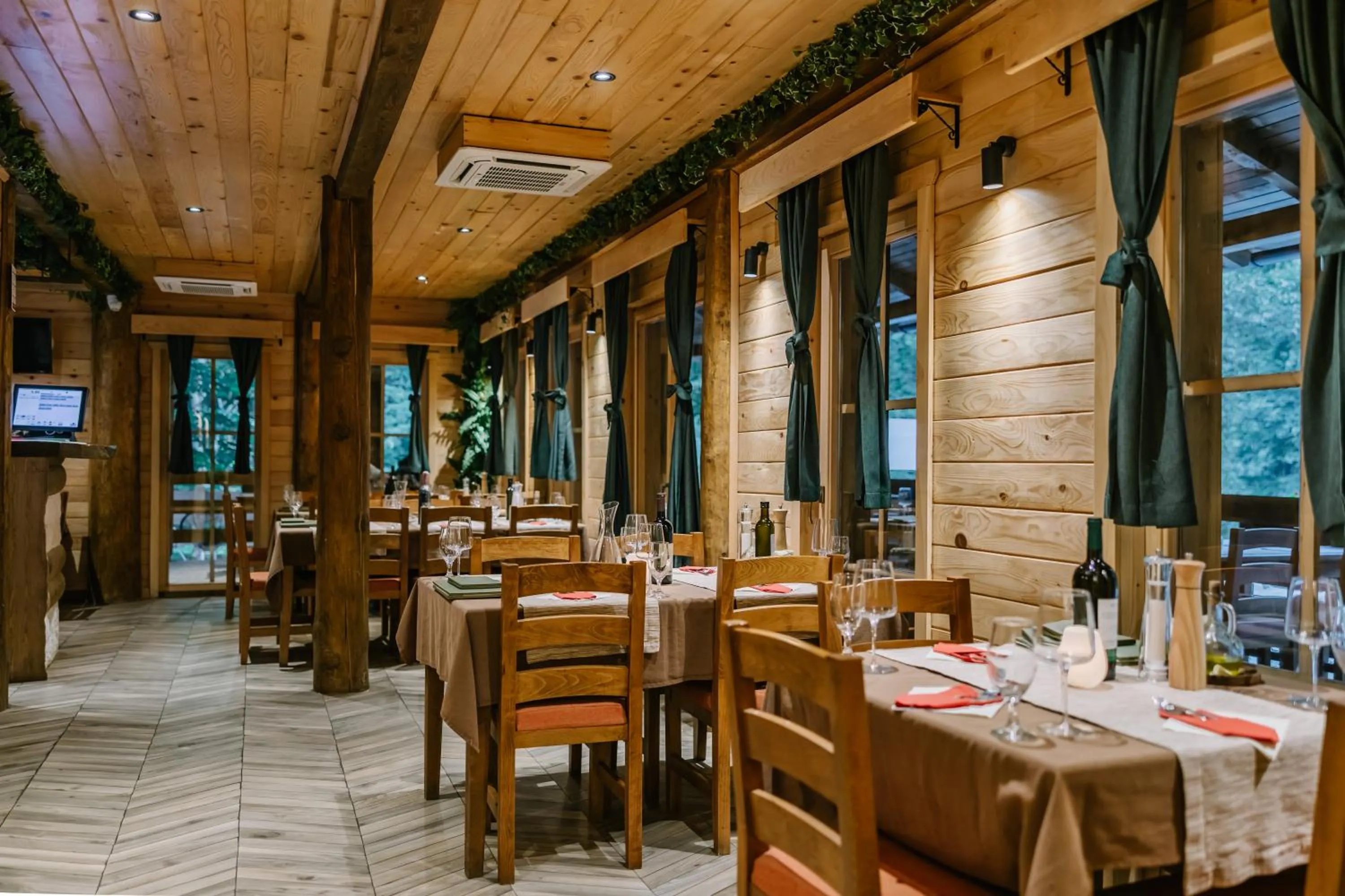 Restaurant/places to eat in Hotel Porto Tara