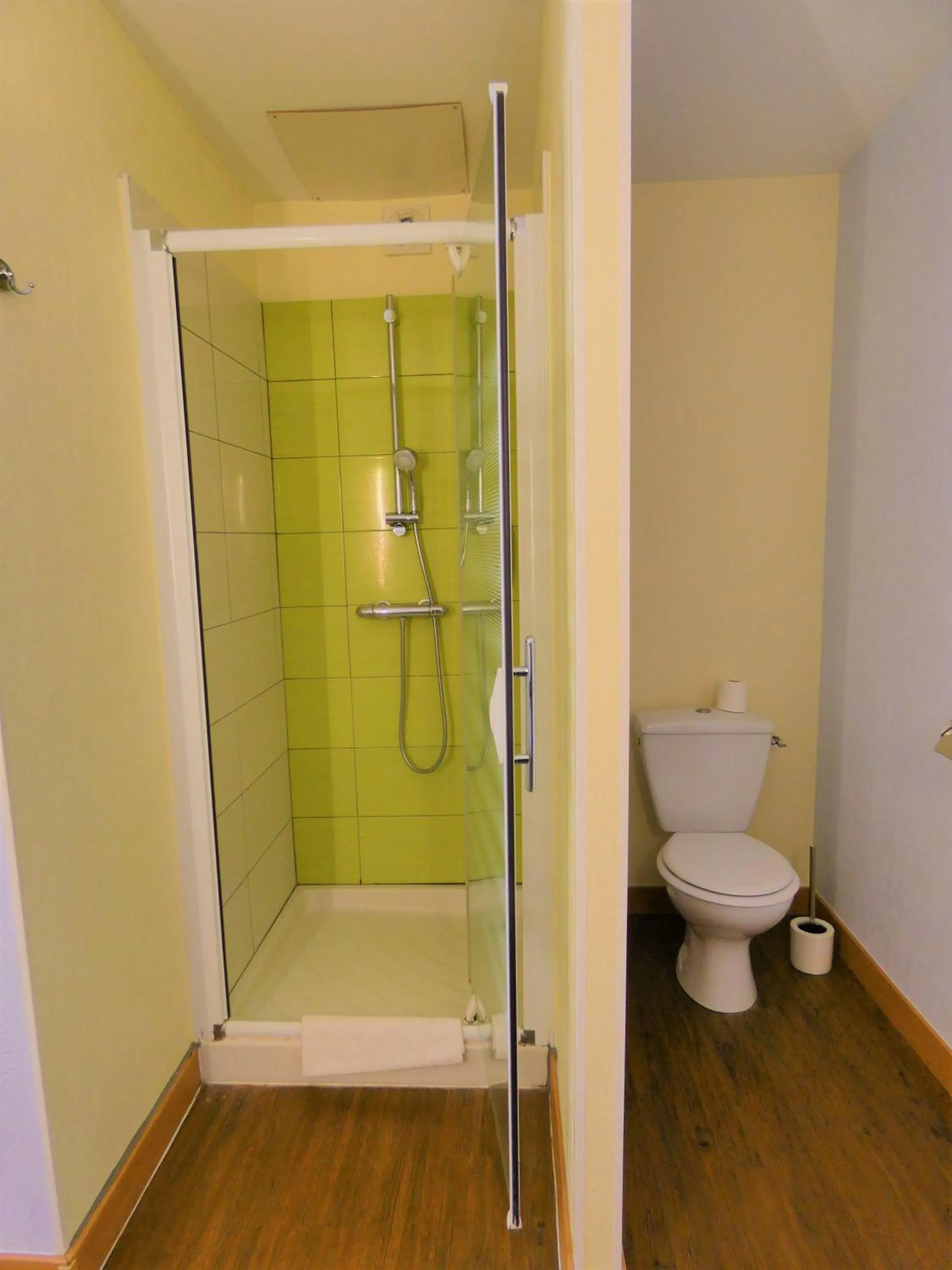 Shower in Hôtel Azur Saint Junien Cit'Hotel